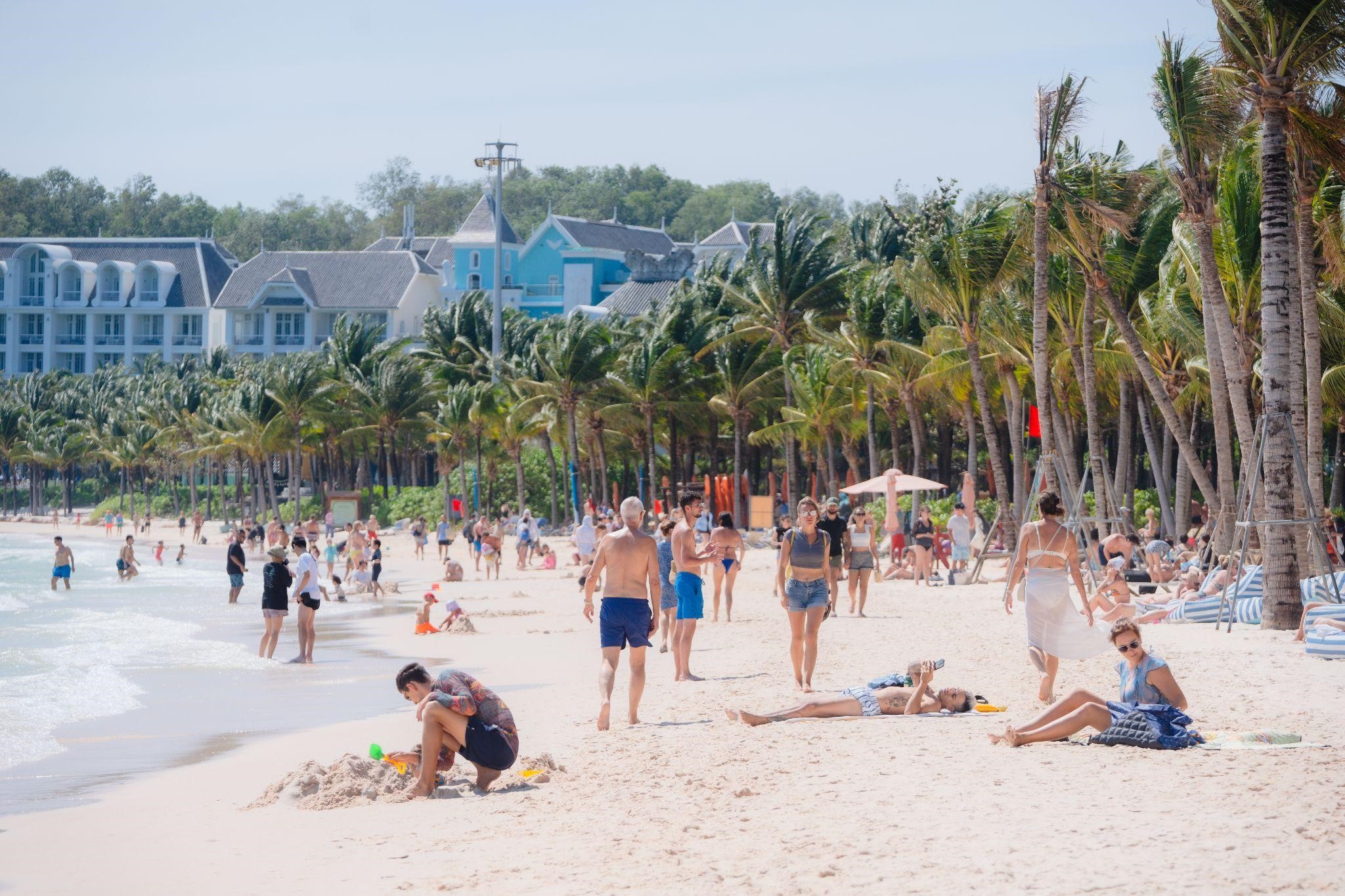 Cứ 5 phút lại có chuyến bay hạ cánh, du lịch Phú Quốc vào mùa bội thu- Ảnh 2.