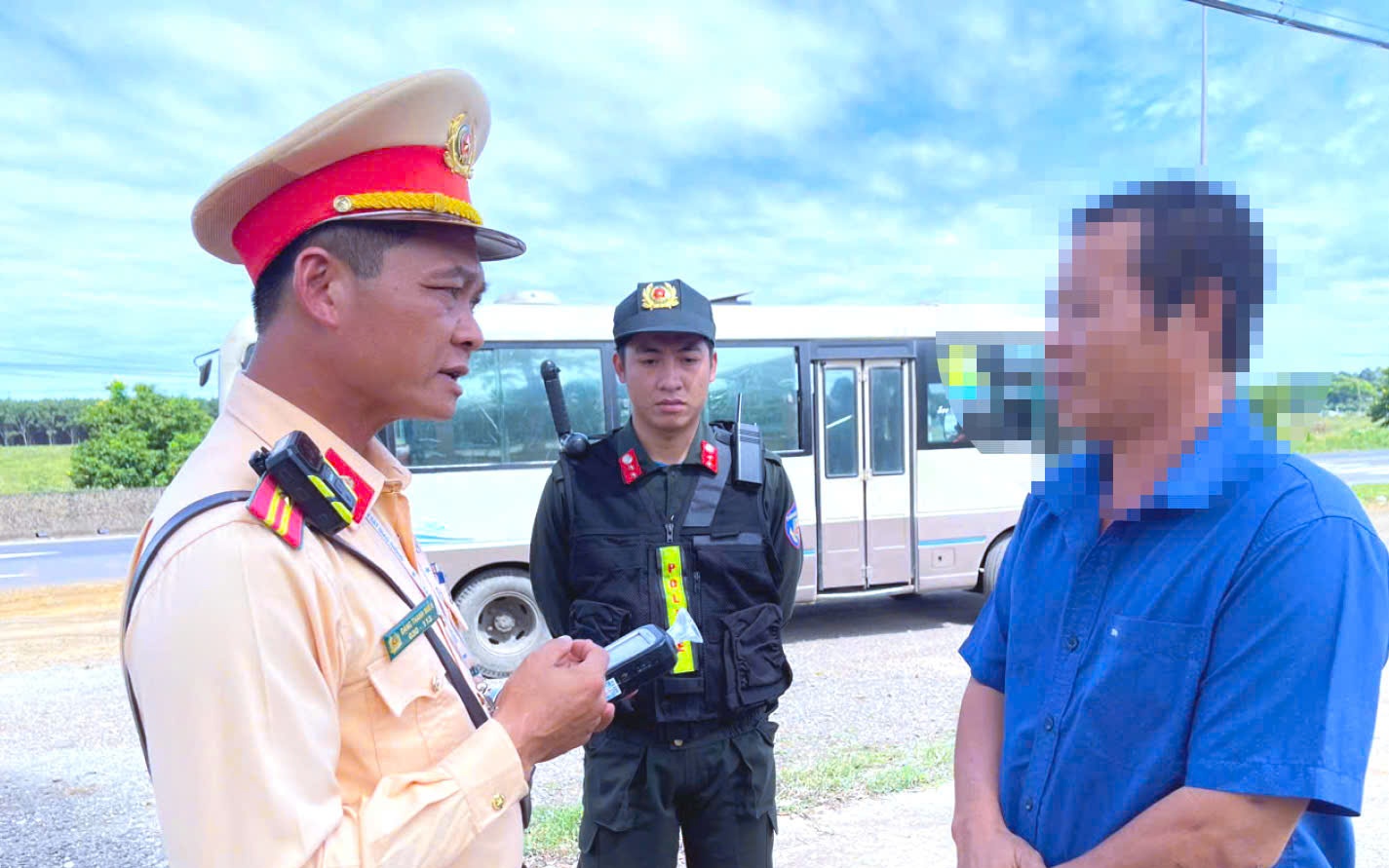 Một giờ chốt chặn gần trường học, phát hiện hàng loạt học sinh lái xe máy vi phạm- Ảnh 6. CSGT Đồng Nai xử lý 7.575 trường hợp vi phạm an toàn giao thông trong 2 tuần