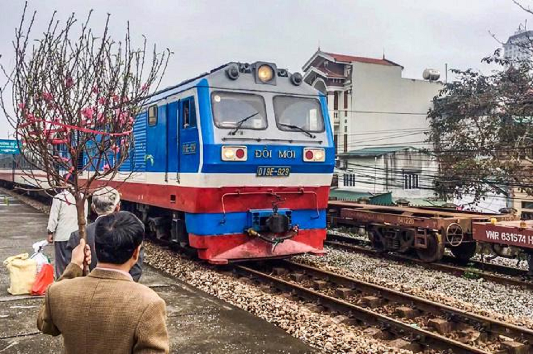 Lượng mua vé tàu Tết đang “nóng” lên từng ngày- Ảnh 1.