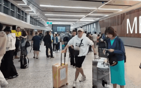 Kiều Minh Tuấn hốt hoảng v&igrave; bị an ninh s&acirc;n bay giữ lại, kiểm tra h&agrave;nh l&yacute;?- Ảnh 2.