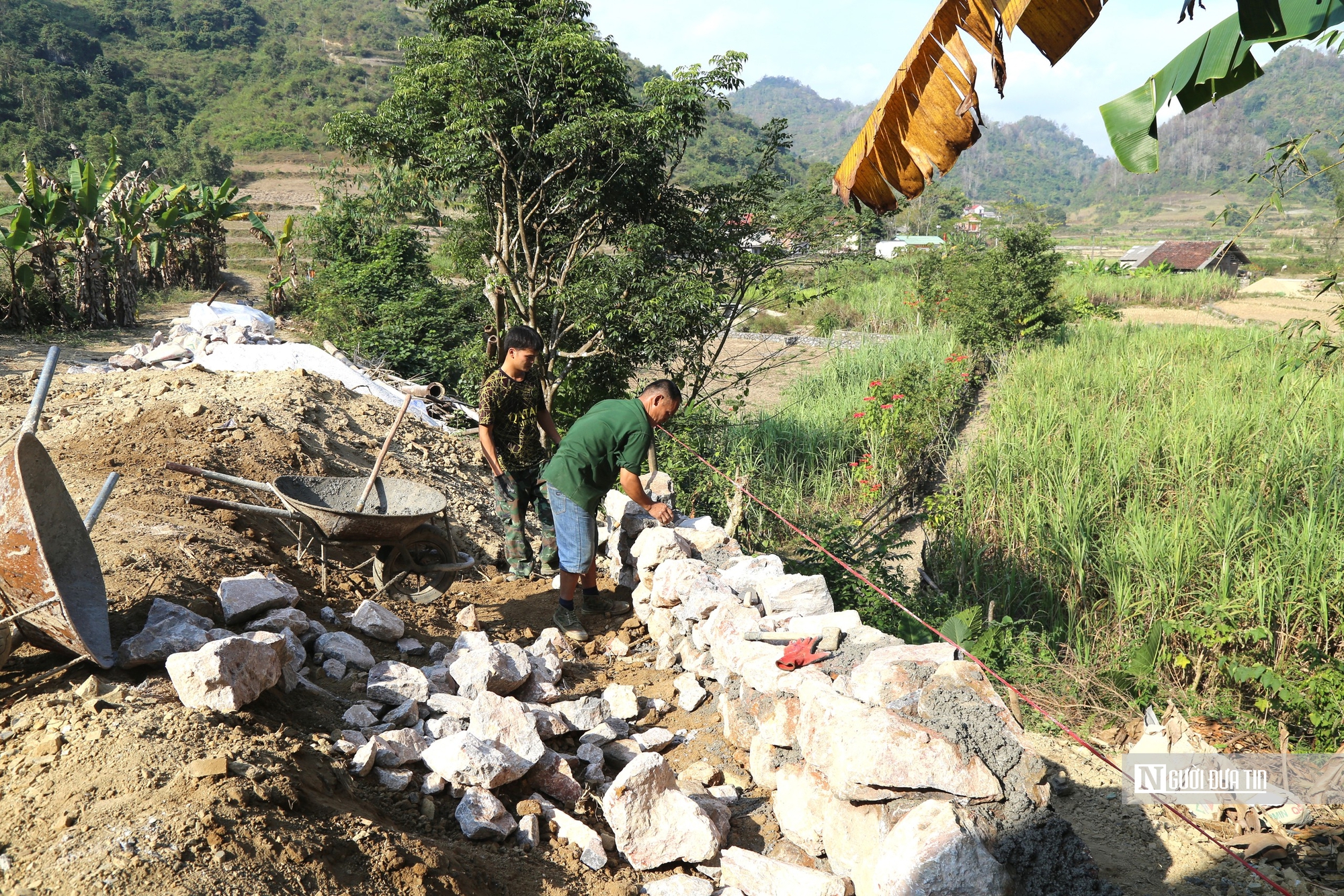 Tuổi trẻ Tạp chí ĐS&PL và Viện Thẩm mỹ Dr.Sơn chung tay xóa nhà tạm, nhà dột nát tại Cao Bằng- Ảnh 5.