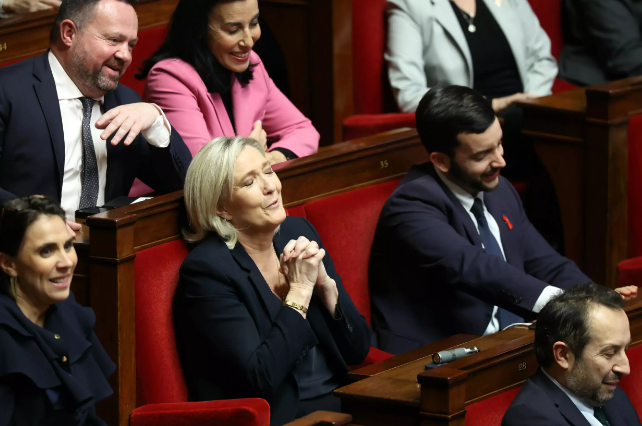 Chính phủ Pháp sụp đổ, chính trị gia cực hữu Marine Le Pen nói gì?- Ảnh 1.