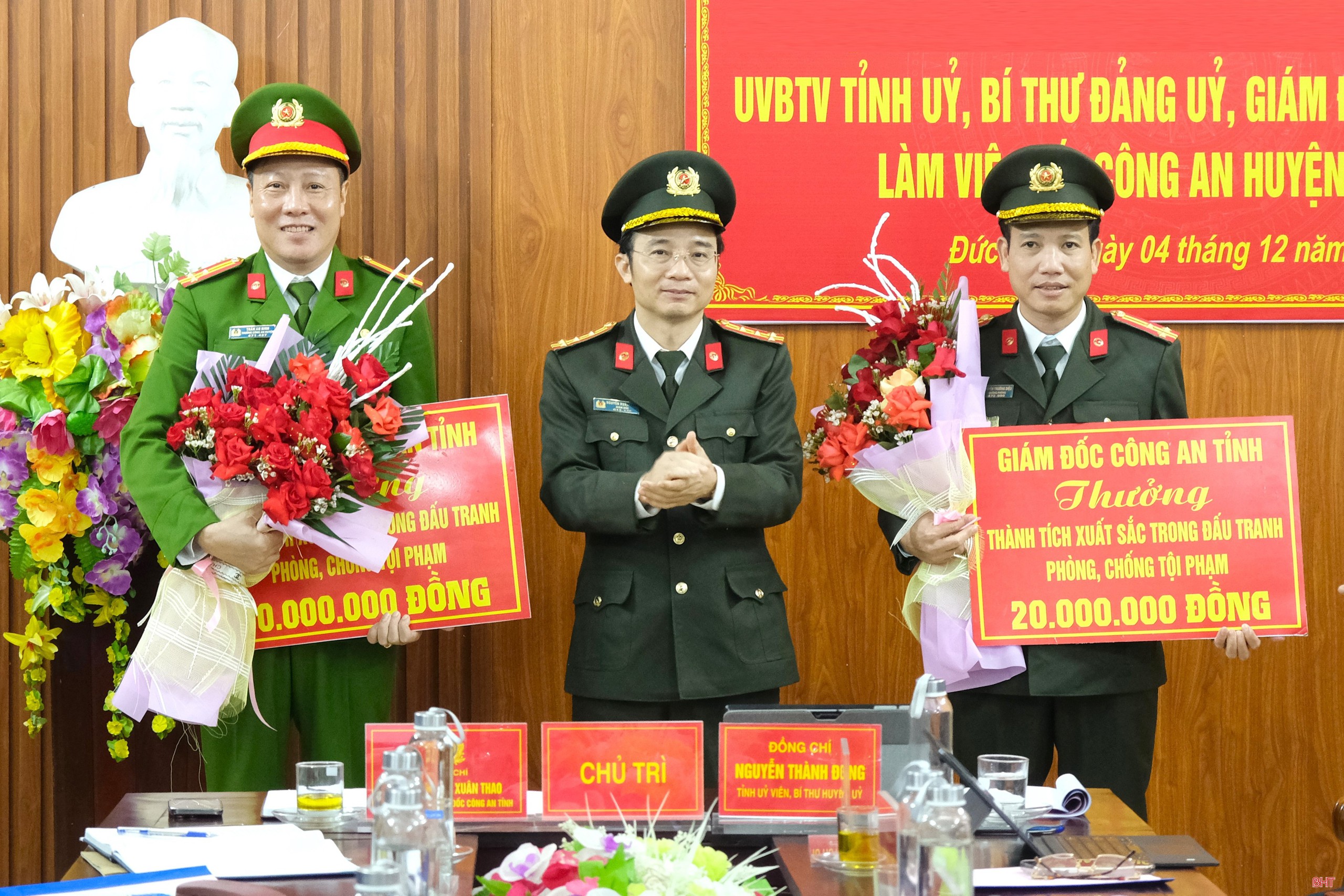 Hà Tĩnh: Trao thưởng thành tích triệt phá đường dây buôn bán pháo lậu, thu giữ hơn 2,2 tấn pháo- Ảnh 1.