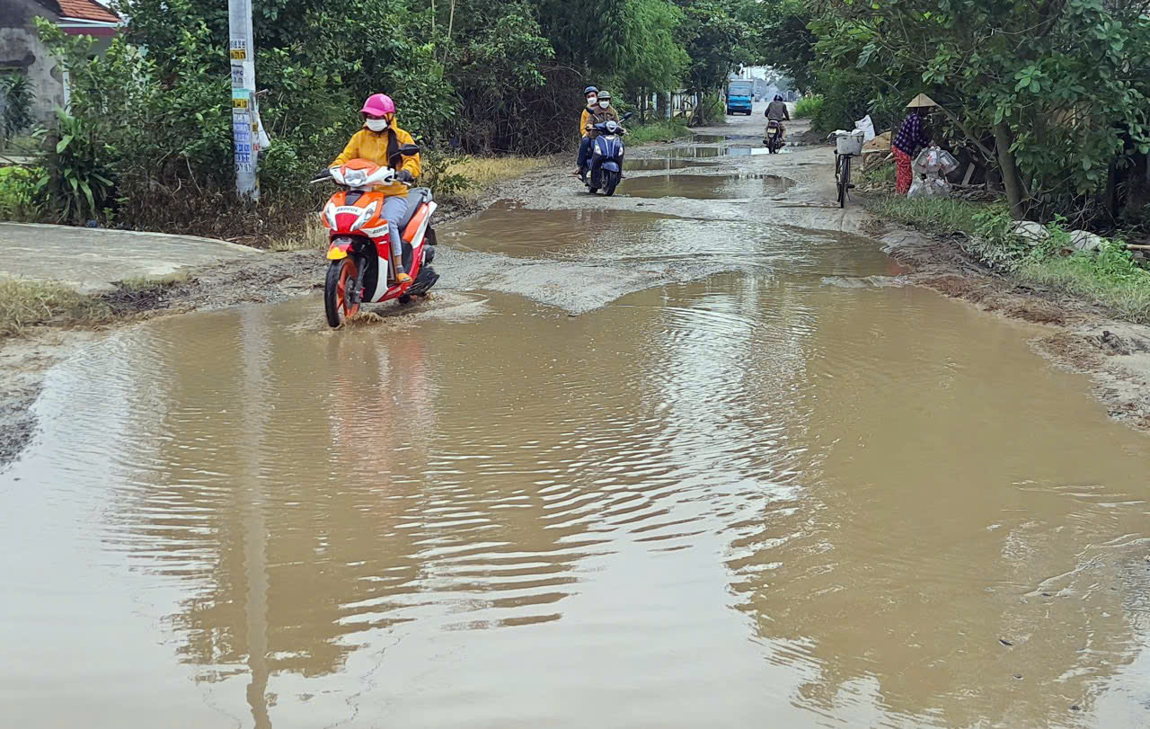 Người dân gặp nhiều khó khăn khi ngang qua đoạn đường này.