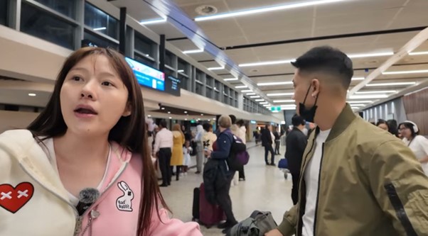 Kiều Minh Tuấn hốt hoảng v&igrave; bị an ninh s&acirc;n bay giữ lại, kiểm tra h&agrave;nh l&yacute;?- Ảnh 1.