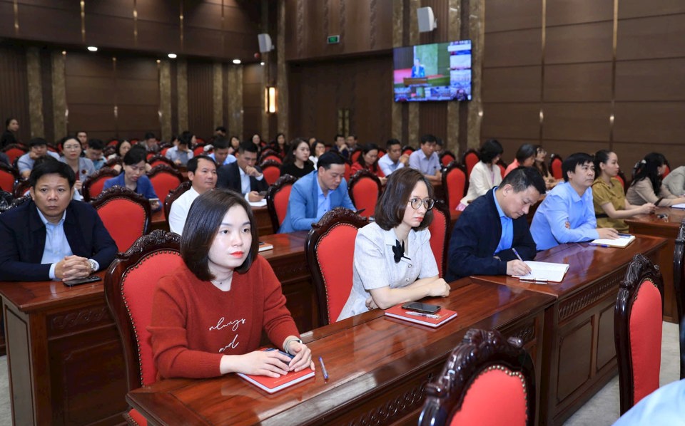 Đảng bộ Hà Nội sinh hoạt về kỷ nguyên vươn mình trong 3 tháng liên tiếp- Ảnh 2. Đảng bộ Hà Nội sinh hoạt về kỷ nguyên vươn mình trong 3 tháng liên tiếp- Ảnh 2.