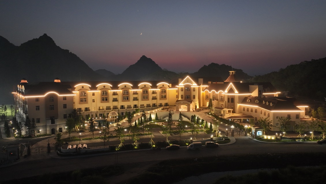 Sự kiện gôn Legend Valley Invitational góp phần quảng bá du lịch gôn tại tỉnh Hà Nam- Ảnh 3. A large building with lights Description automatically generated