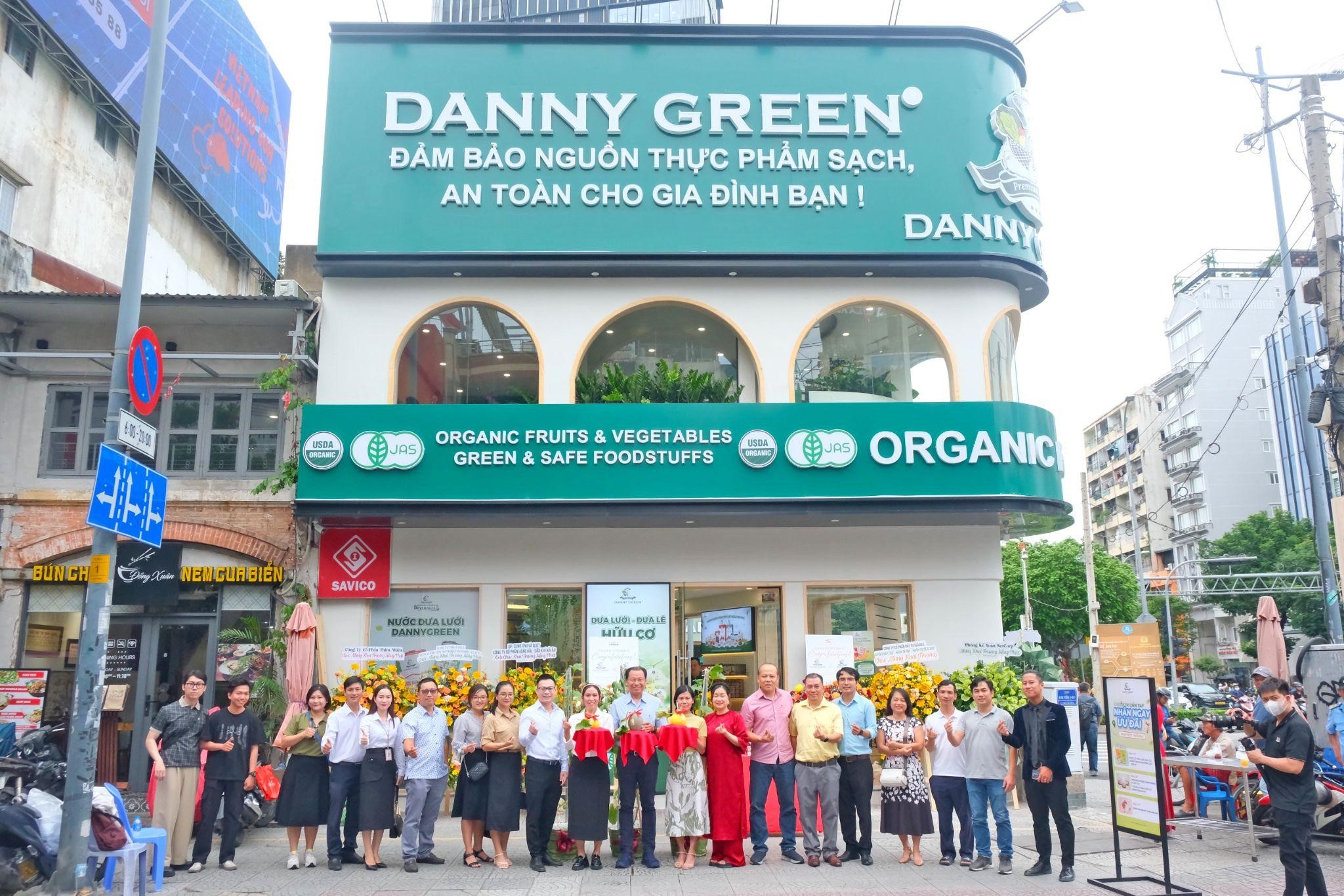 Tưng bừng khai trương cửa hàng DannyGreen tại Ngã 6 Phù Đổng - Ảnh 1.