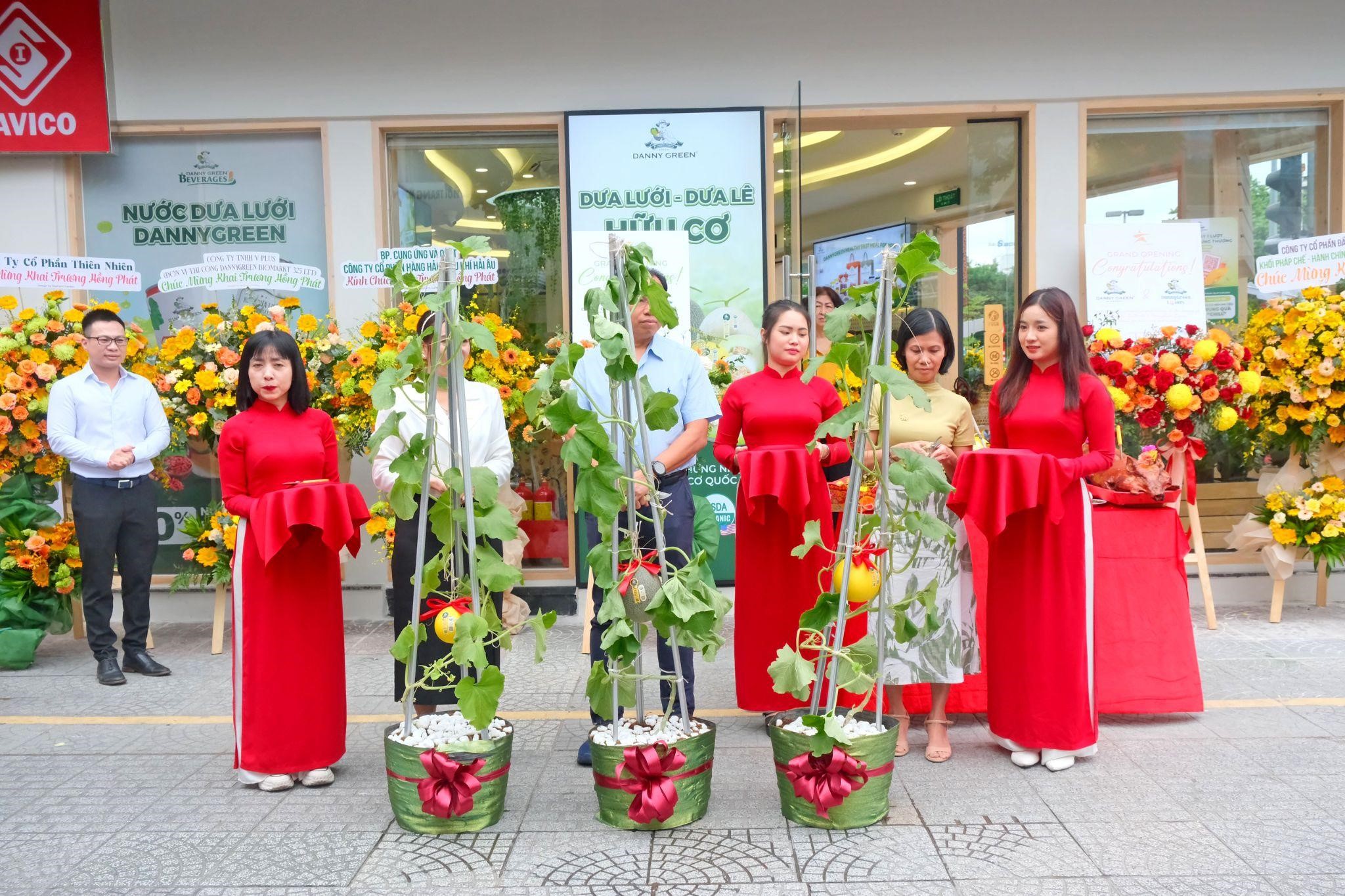 Tưng bừng khai trương cửa hàng DannyGreen tại Ngã 6 Phù Đổng - Ảnh 2.