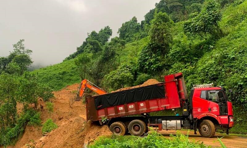 Chùm ảnh: Lực lượng chức năng tìm kiếm nạn nhân trong vụ xe khách bị vùi lấp- Ảnh 9.