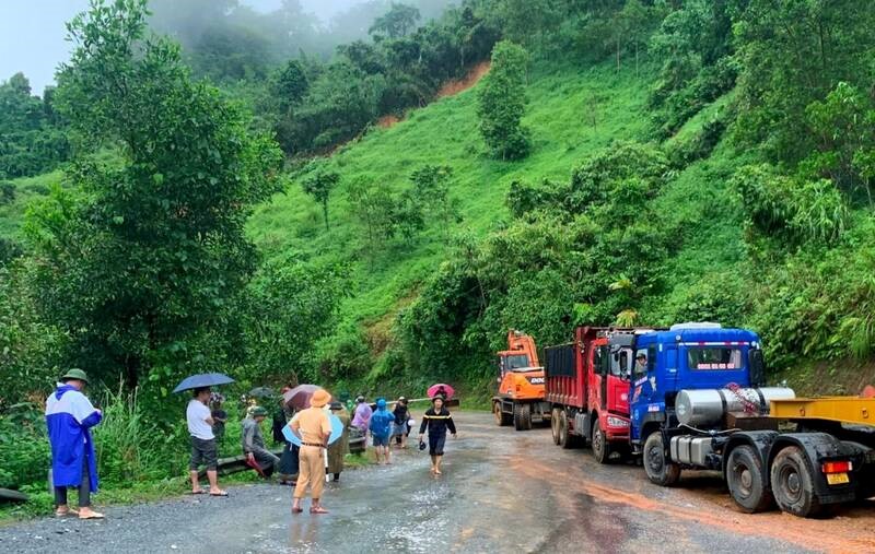 Chùm ảnh: Lực lượng chức năng tìm kiếm nạn nhân trong vụ xe khách bị vùi lấp- Ảnh 2.