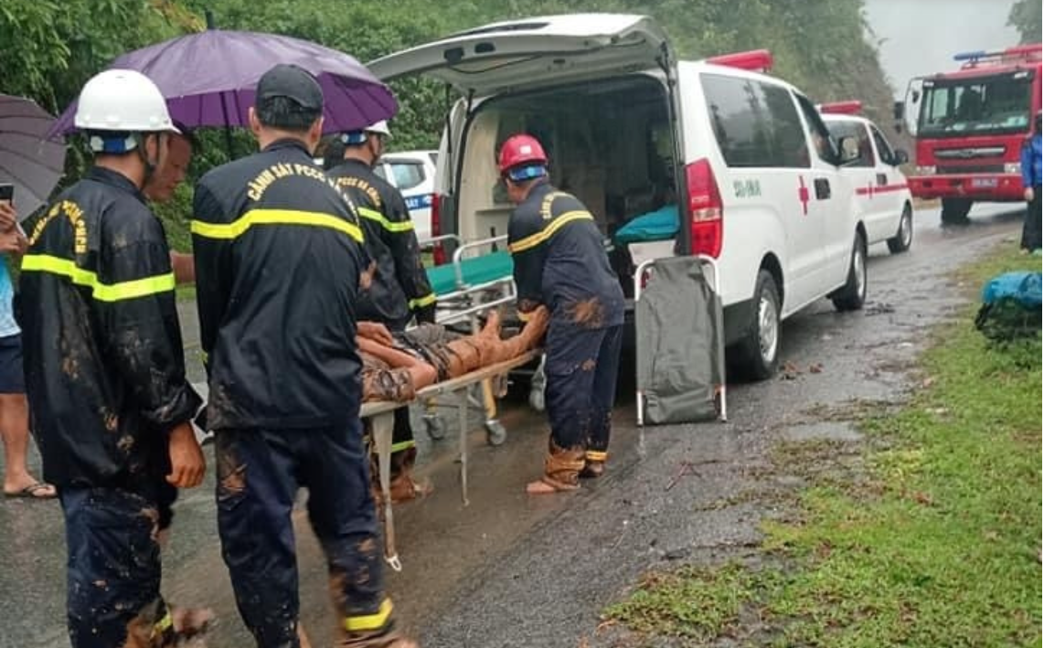 Chùm ảnh: Lực lượng chức năng tìm kiếm nạn nhân trong vụ xe khách bị vùi lấp- Ảnh 3.