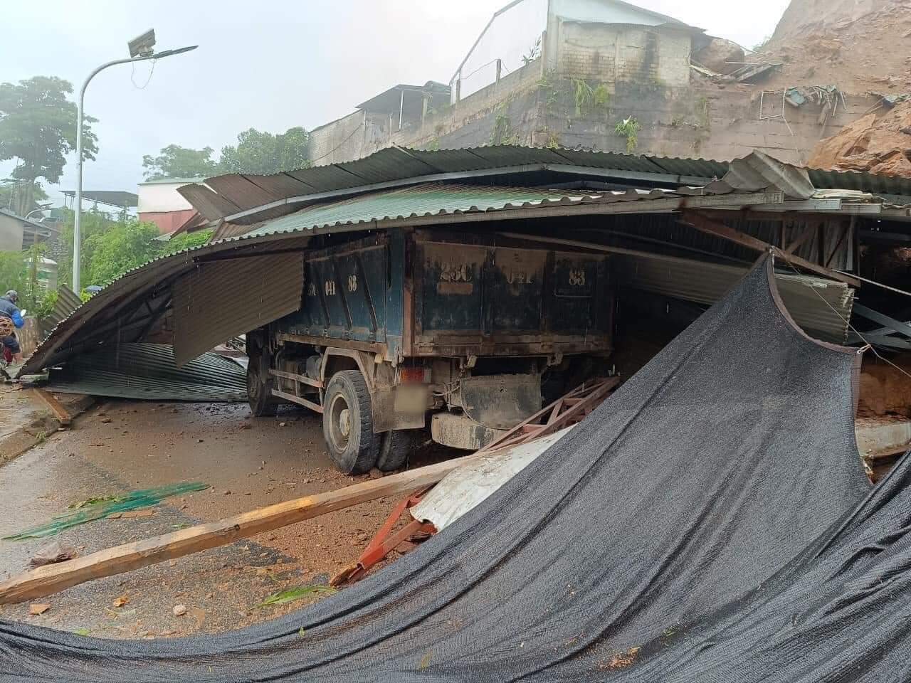 Hà Giang: Sạt lở đất đá vùi nhà kho, người dân hoảng loạn di tản- Ảnh 1.