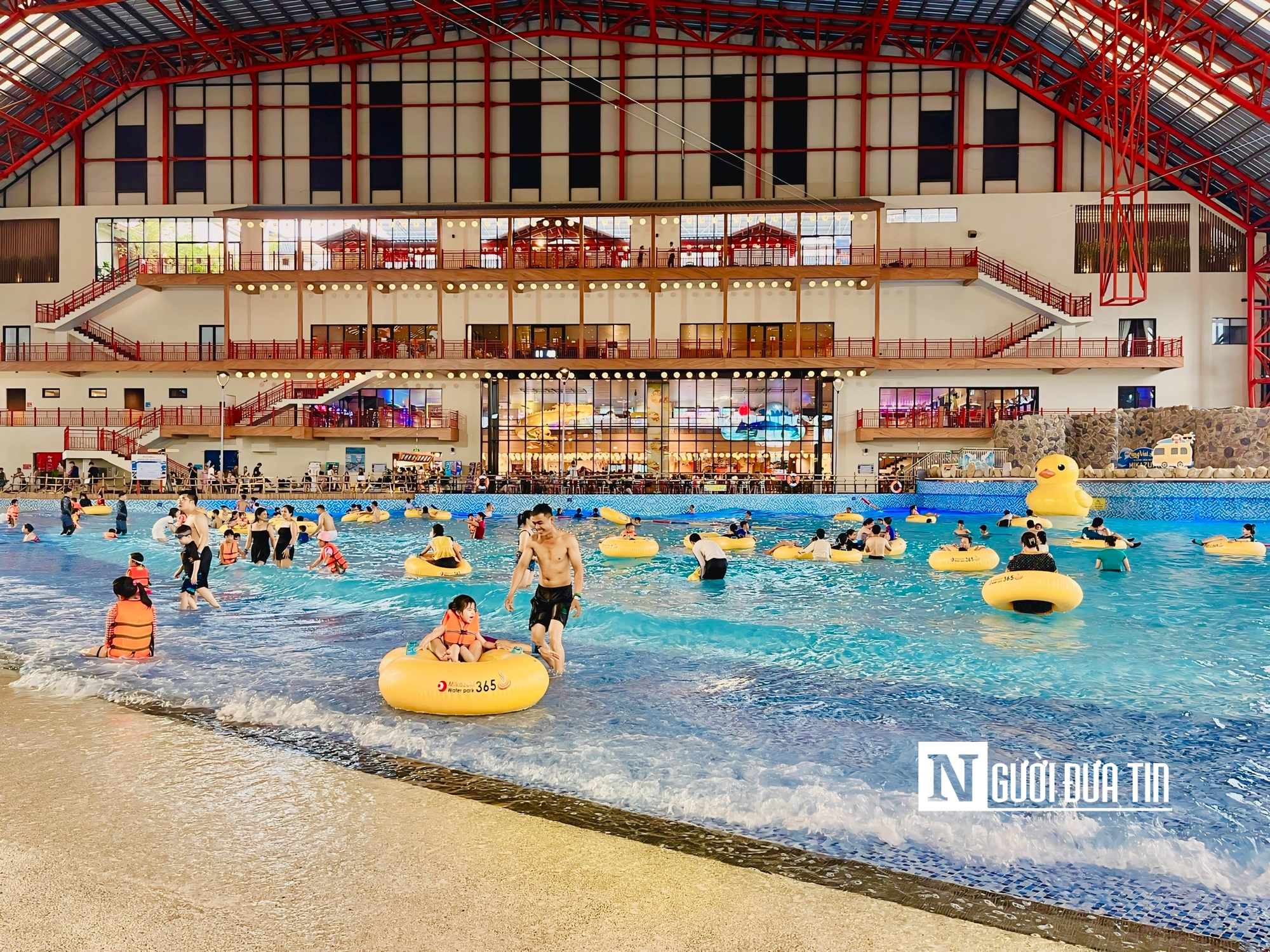 Chỉ riêng ngày thứ 7, tức 13/7, có hơn 5.000 lượt khách đến công viên nước trong nhà Mikazuki Water Park 365.