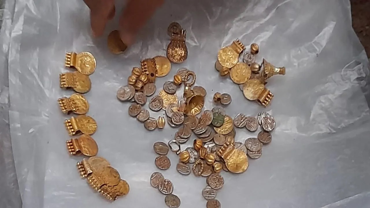Đang đào đất, nhóm phụ nữ phát hiện ra kho báu chứa đầy vàng- Ảnh 1. Đang đào đất, nhóm phụ nữ phát hiện ra kho báu chứa đầy vàng- Ảnh 1.