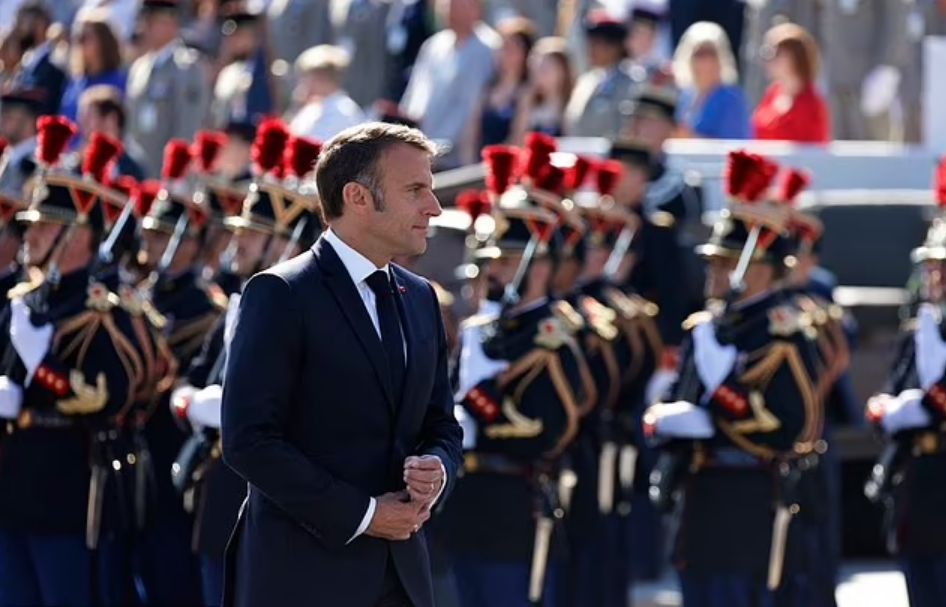 Ông Macron nói Pháp sẽ tiếp tục giúp Ukraine mà không rơi vào tình trạng chiến tranh với Nga- Ảnh 1.