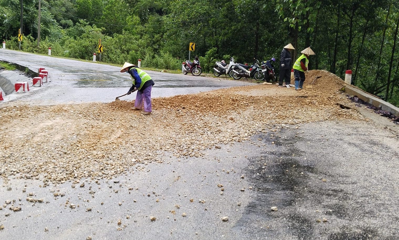 “Dốc tử thần” xuất hiện vết sụt lún gần 50m, đe doạ phương tiện lưu thông- Ảnh 3.