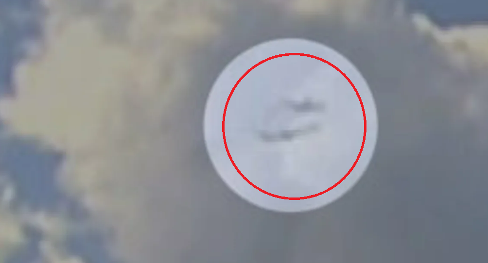 Cận cảnh hai máy bay chở khách suýt đâm nhau trên bầu trời nước Mỹ- Ảnh 1. Cận cảnh hai máy bay chở khách suýt đâm nhau trên bầu trời nước Mỹ- Ảnh 1.