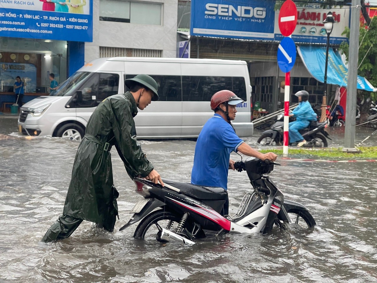 Kiên Giang: Tốc mái nhiều nhà dân do ảnh hưởng áp thấp nhiệt đới- Ảnh 1.