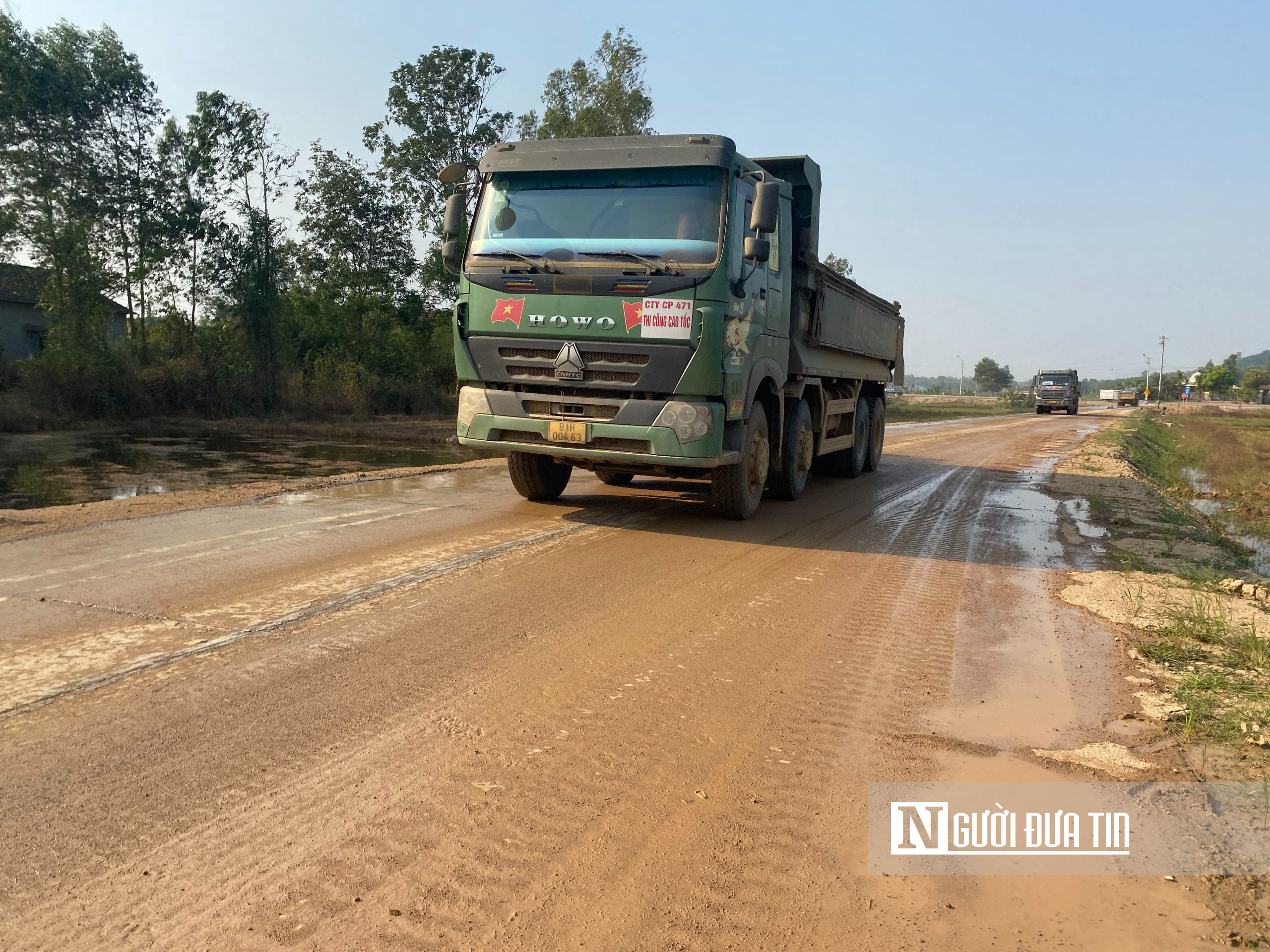 Bình Định chấn chỉnh hoạt động vận chuyển vật liệu xây dựng thi công cao tốc- Ảnh 2.