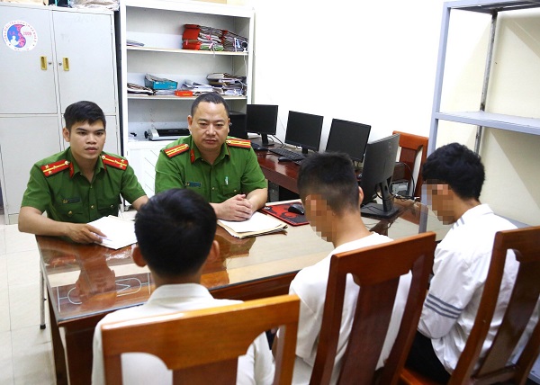 Ngăn chặn ném đá lên tàu hỏa để đảm bảo an toàn giao thông đường sắt- Ảnh 1.