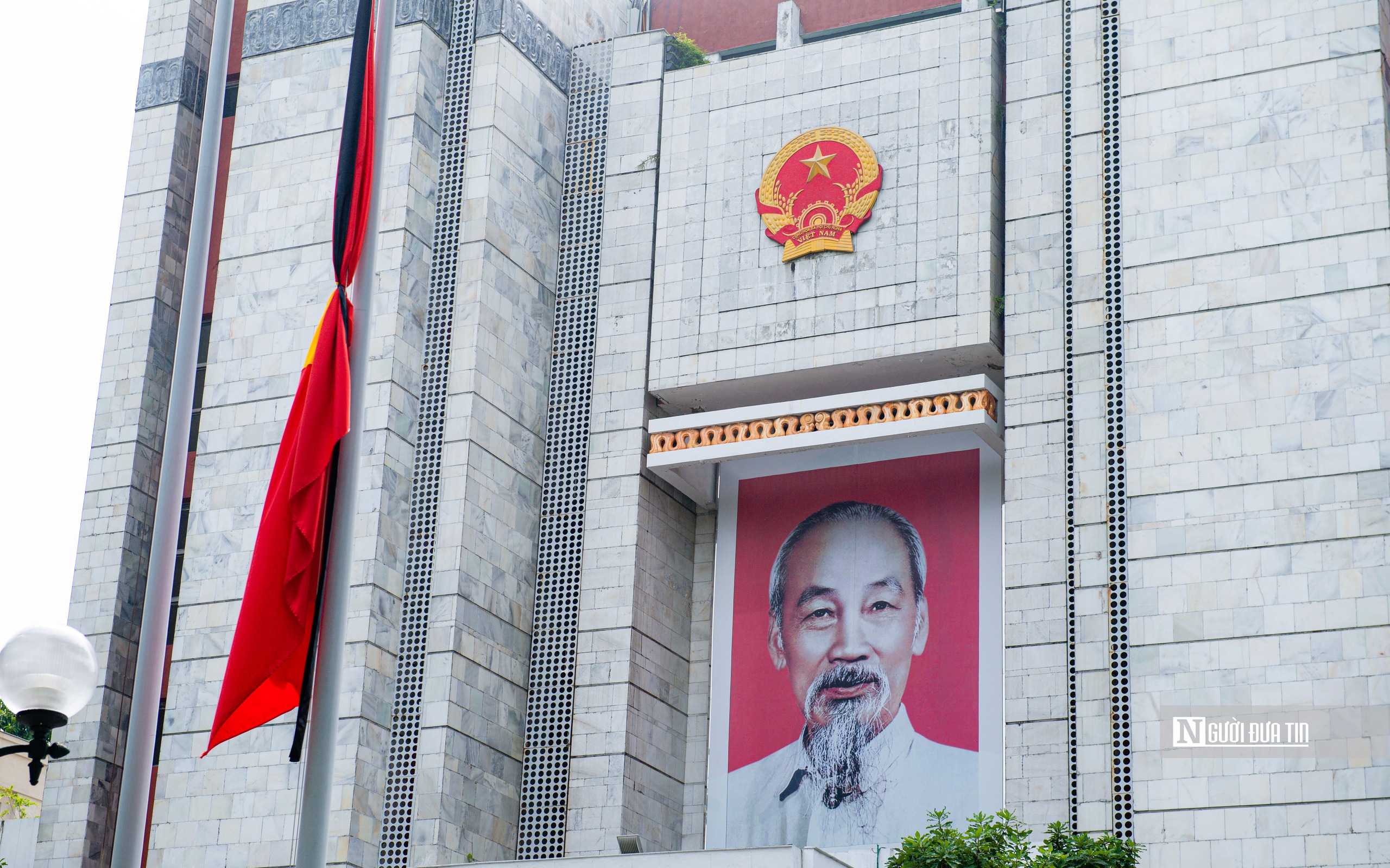 Hà Nội đồng loạt treo cờ rủ tưởng niệm Tổng Bí thư Nguyễn Phú Trọng- Ảnh 2.