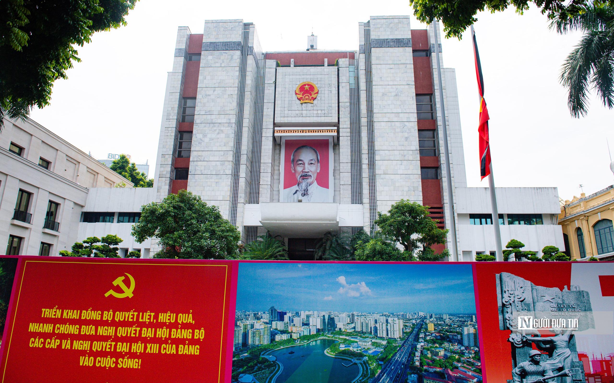 Hà Nội đồng loạt treo cờ rủ tưởng niệm Tổng Bí thư Nguyễn Phú Trọng- Ảnh 1.