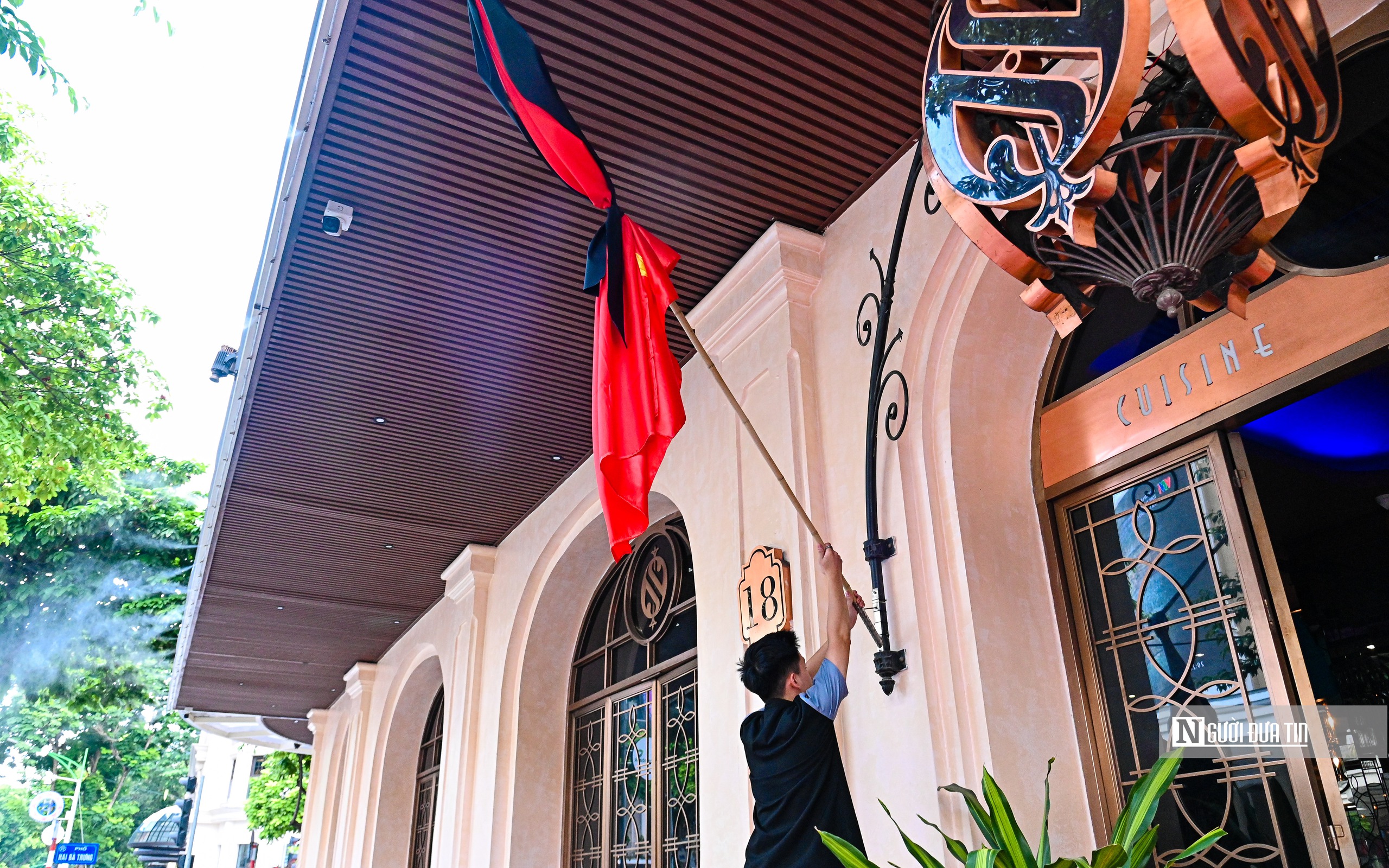 Hà Nội đồng loạt treo cờ rủ tưởng niệm Tổng Bí thư Nguyễn Phú Trọng- Ảnh 11.