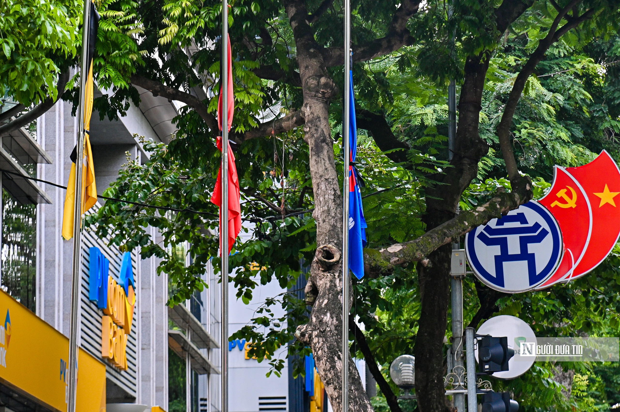 Hà Nội đồng loạt treo cờ rủ tưởng niệm Tổng Bí thư Nguyễn Phú Trọng- Ảnh 14.
