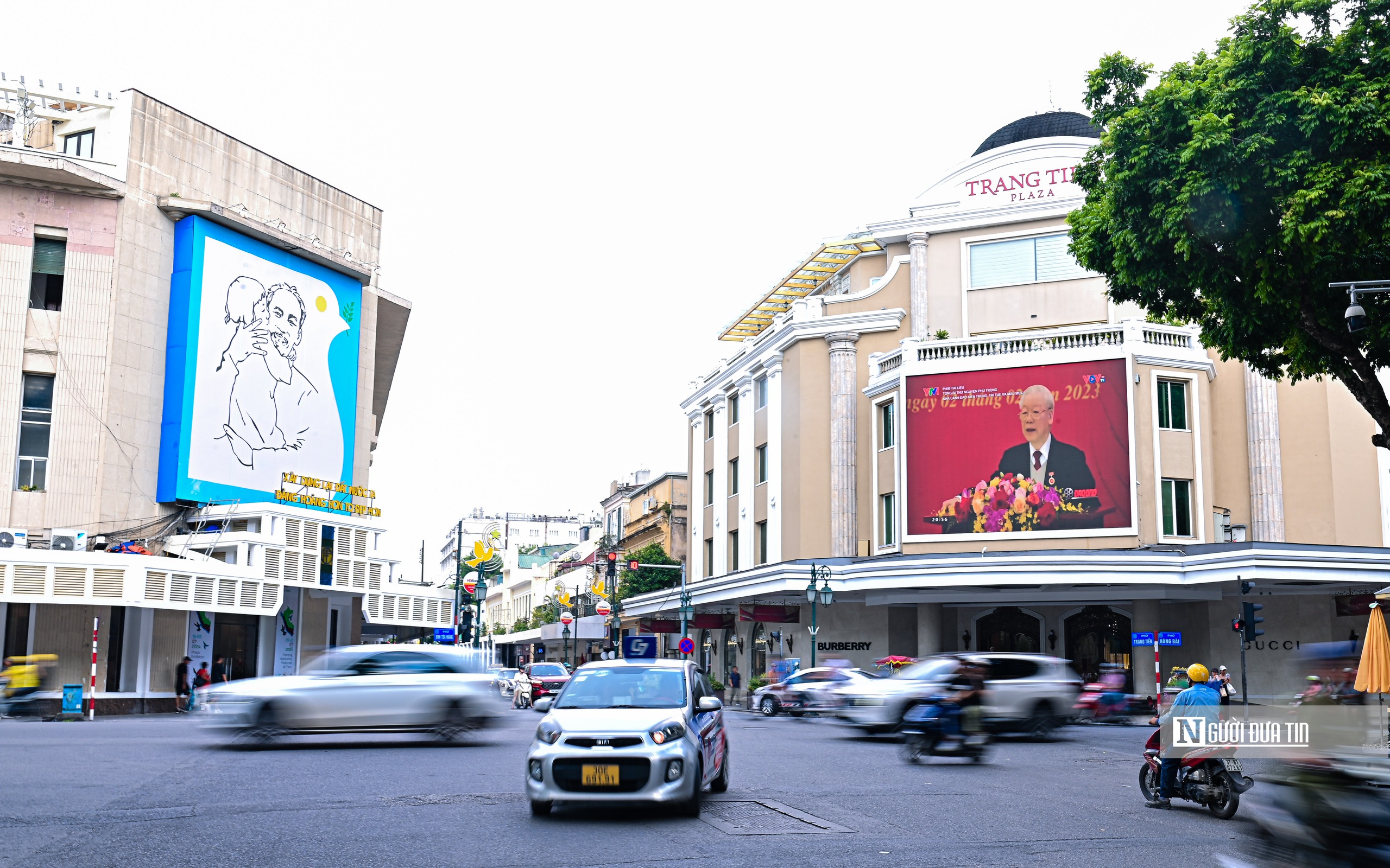 Hà Nội đồng loạt treo cờ rủ tưởng niệm Tổng Bí thư Nguyễn Phú Trọng- Ảnh 3.