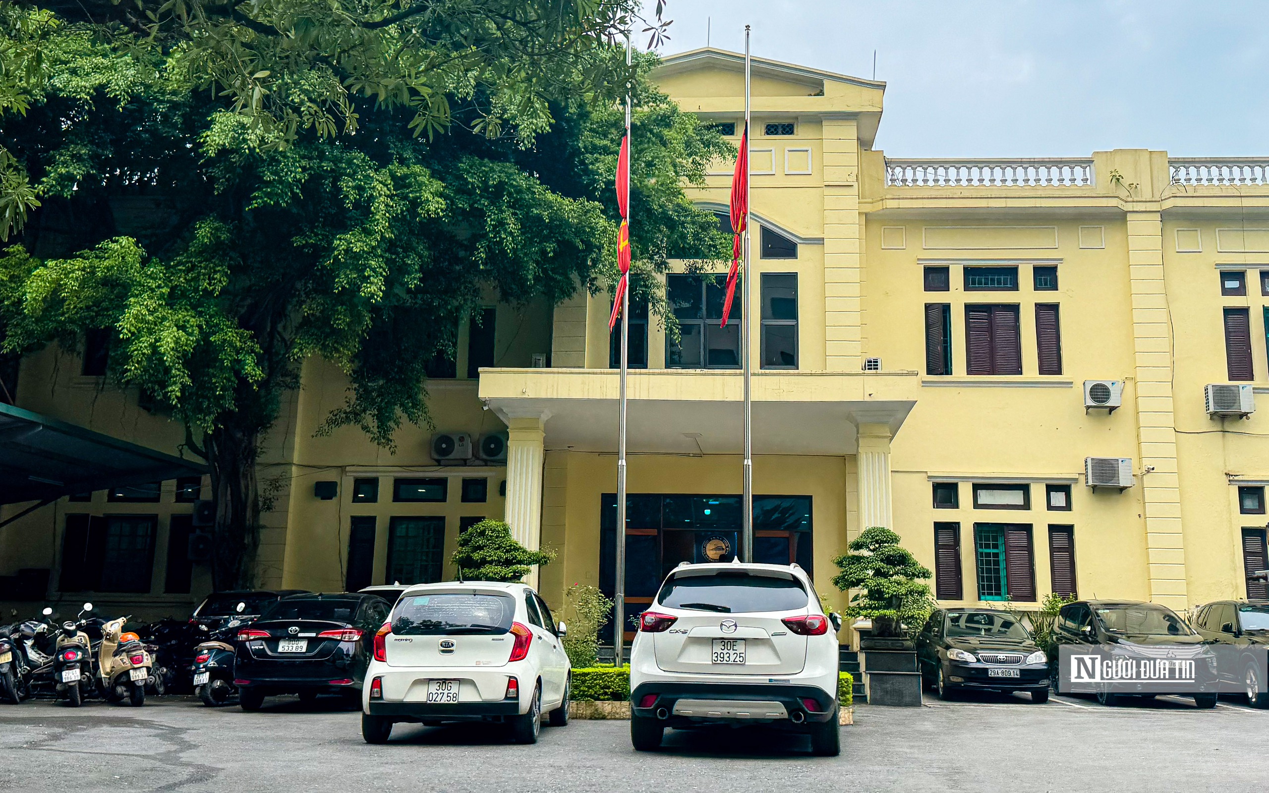 Hà Nội đồng loạt treo cờ rủ tưởng niệm Tổng Bí thư Nguyễn Phú Trọng- Ảnh 5.
