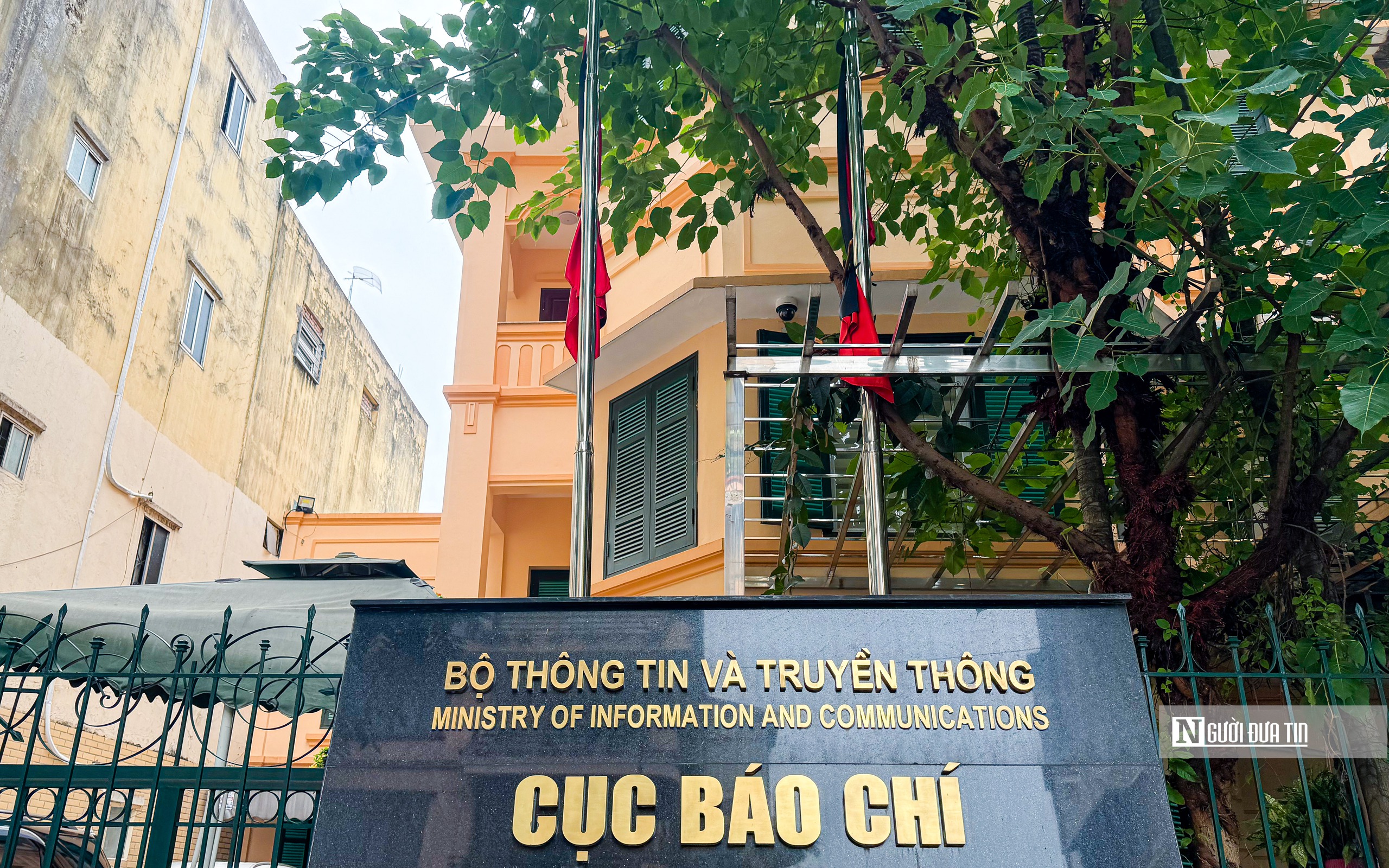 Hà Nội đồng loạt treo cờ rủ tưởng niệm Tổng Bí thư Nguyễn Phú Trọng- Ảnh 7.