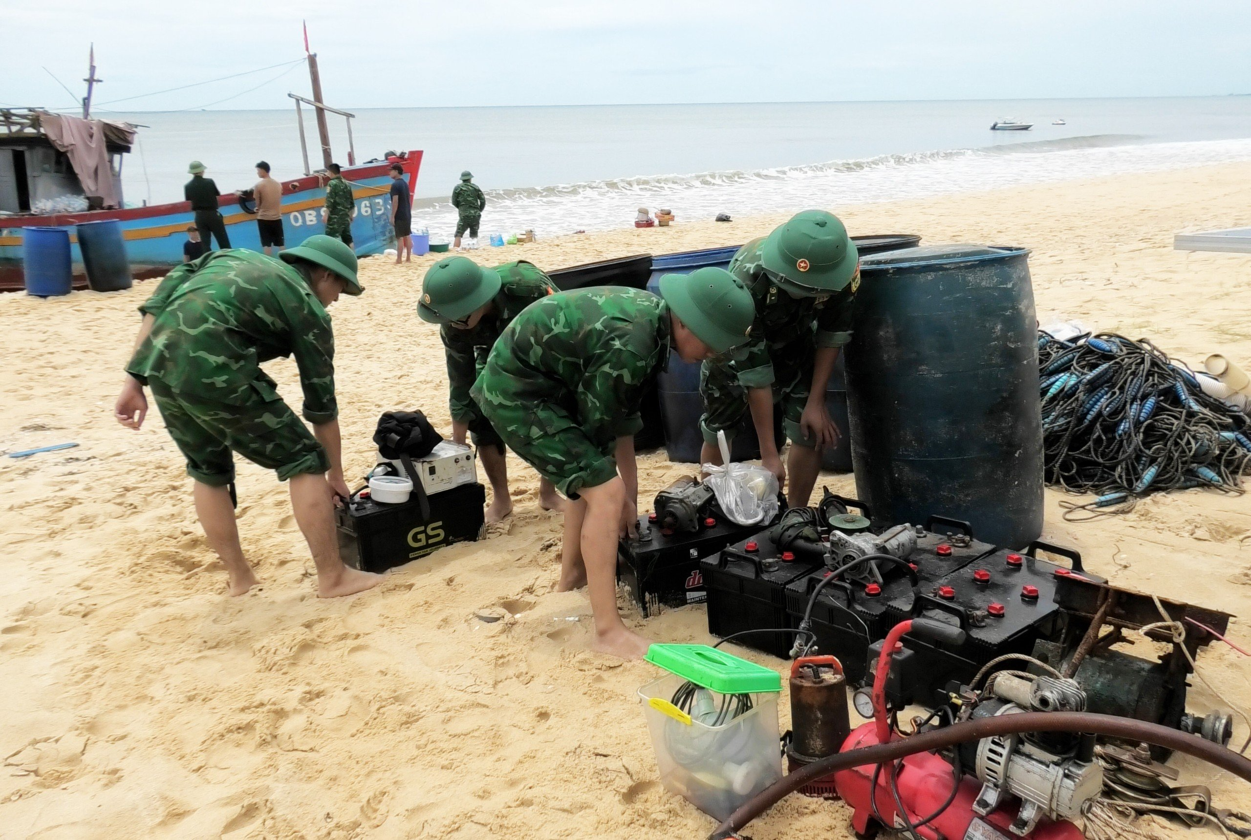 3 tàu cá gặp nạn trên biển, 2 ngư dân bơi vào bờ an toàn- Ảnh 2.