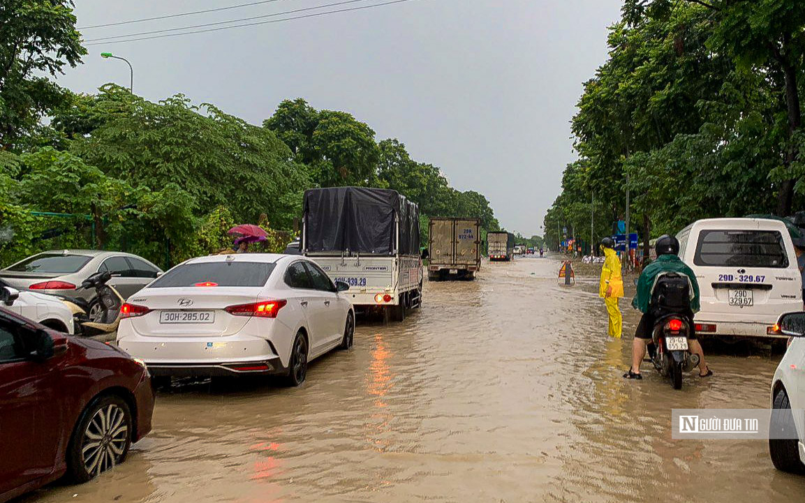 Hà Nội: Mưa cả ngày khiến nhiều tuyến phố ngập sâu- Ảnh 1.