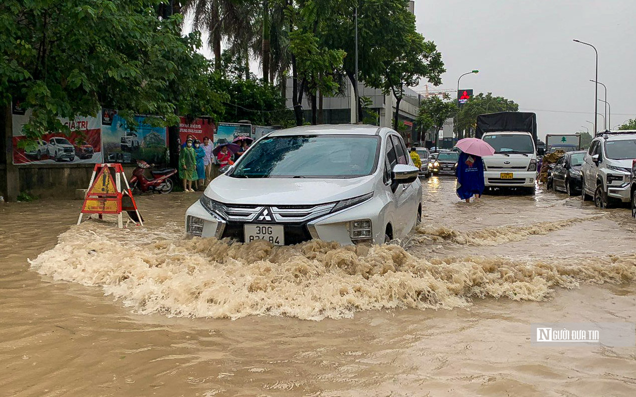 Hà Nội: Mưa cả ngày khiến nhiều tuyến phố ngập sâu- Ảnh 2.