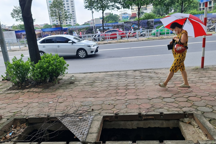 Bắt kẻ dùng ô tô trộm hàng loạt nắp cống ở Hà Nội - Ảnh 1.