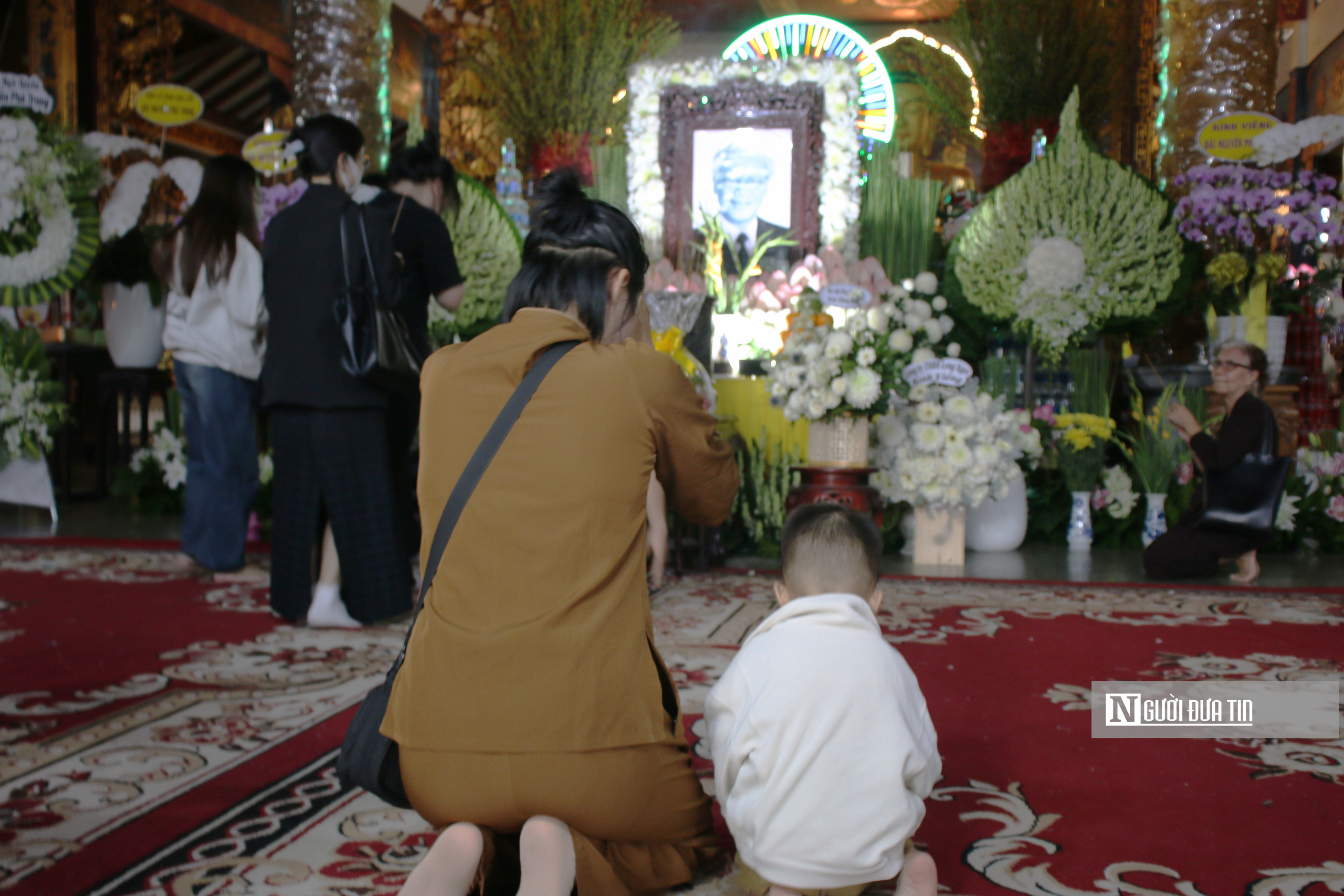 Tp.HCM: Người dân đến chùa Vĩnh Nghiêm thắp hương tưởng nhớ Tổng Bí thư Nguyễn Phú Trọng- Ảnh 6.