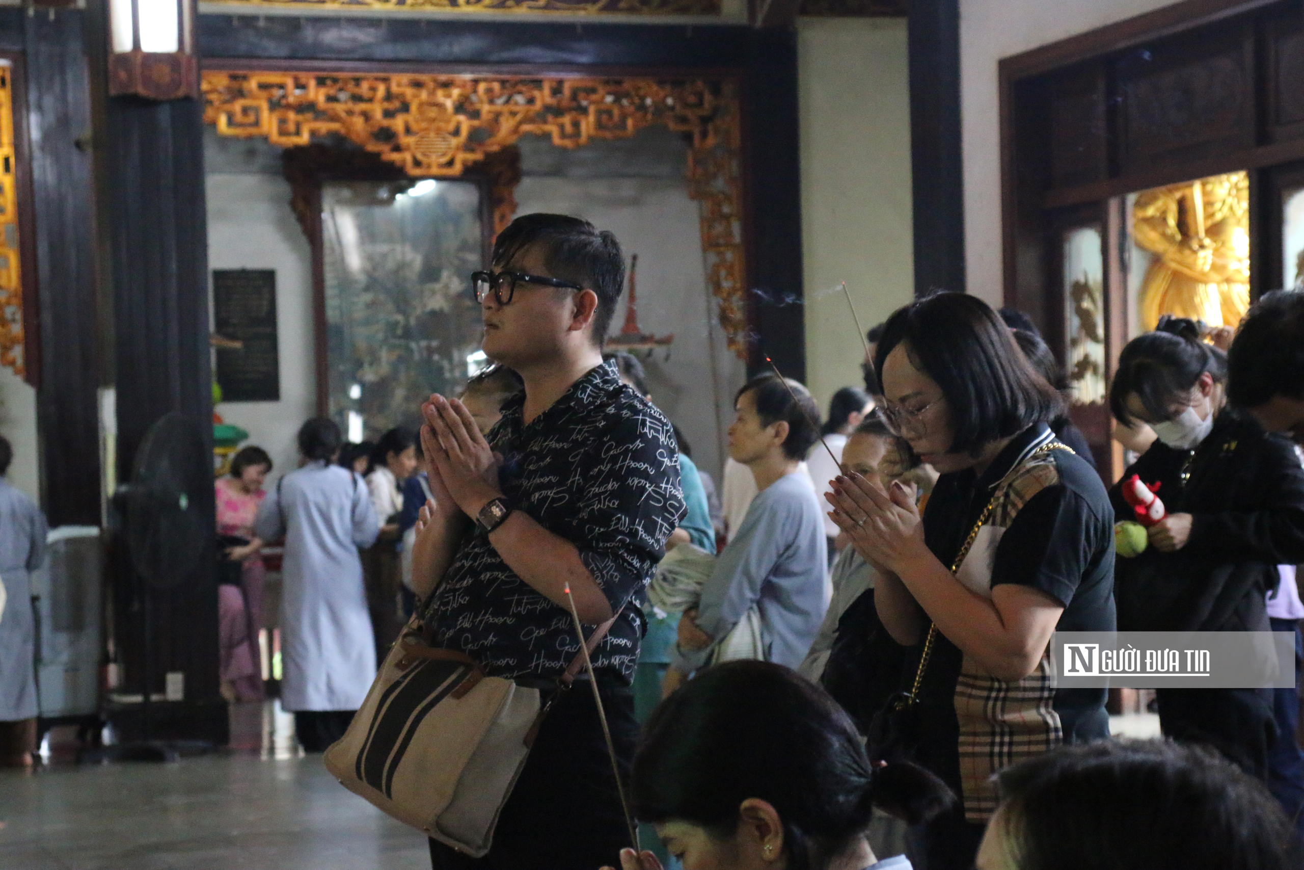 Tp.HCM: Người dân đến chùa Vĩnh Nghiêm thắp hương tưởng nhớ Tổng Bí thư Nguyễn Phú Trọng- Ảnh 5.