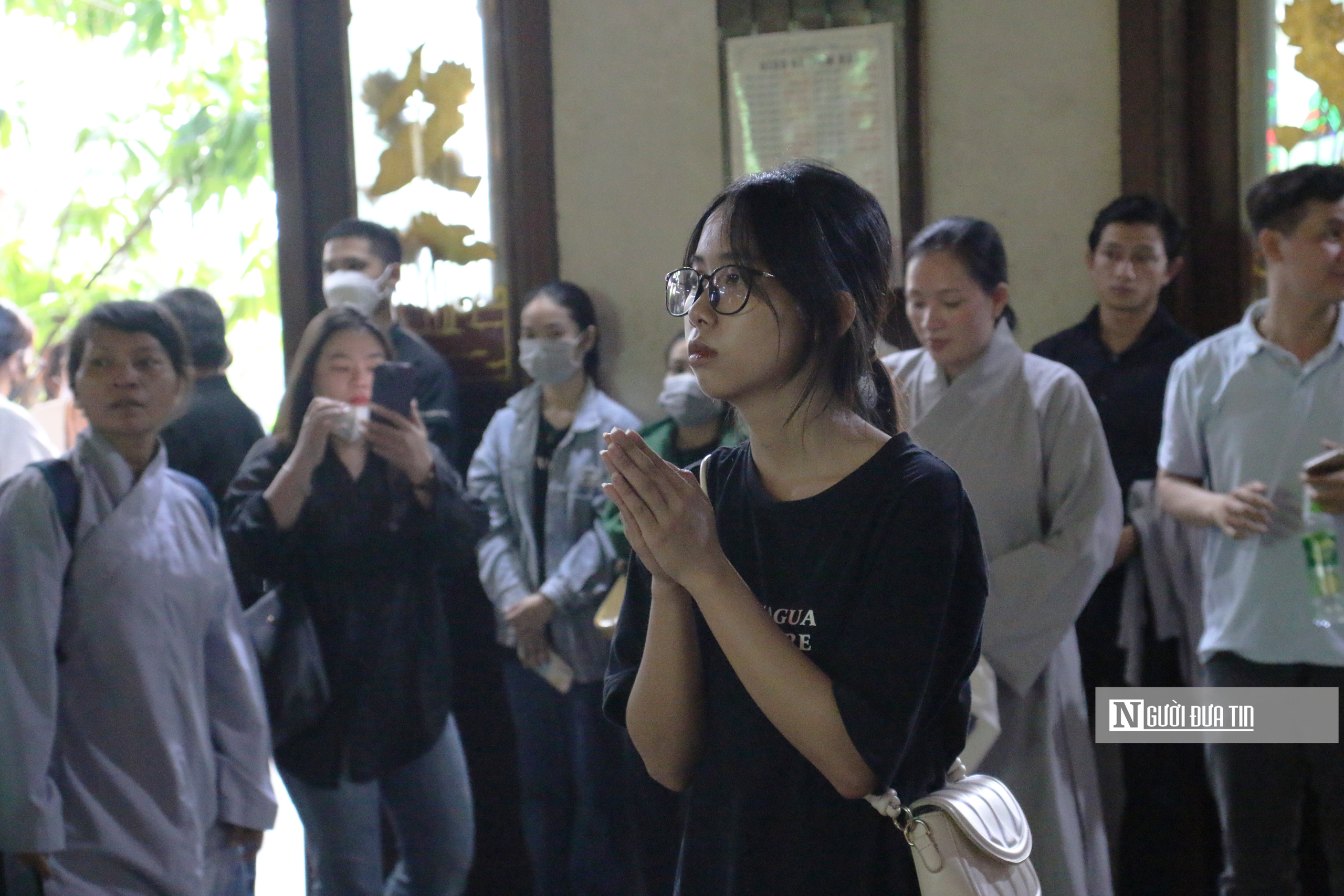 Tp.HCM: Người dân đến chùa Vĩnh Nghiêm thắp hương tưởng nhớ Tổng Bí thư Nguyễn Phú Trọng- Ảnh 4.
