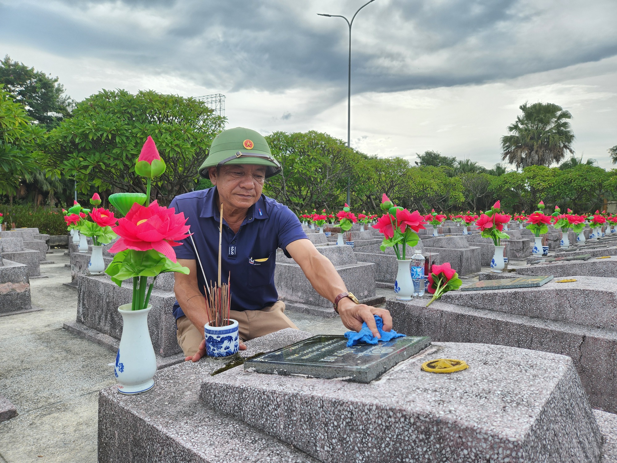 Chuyện về người quản trang ở Nghĩa trang liệt sĩ Ba Dốc- Ảnh 1.