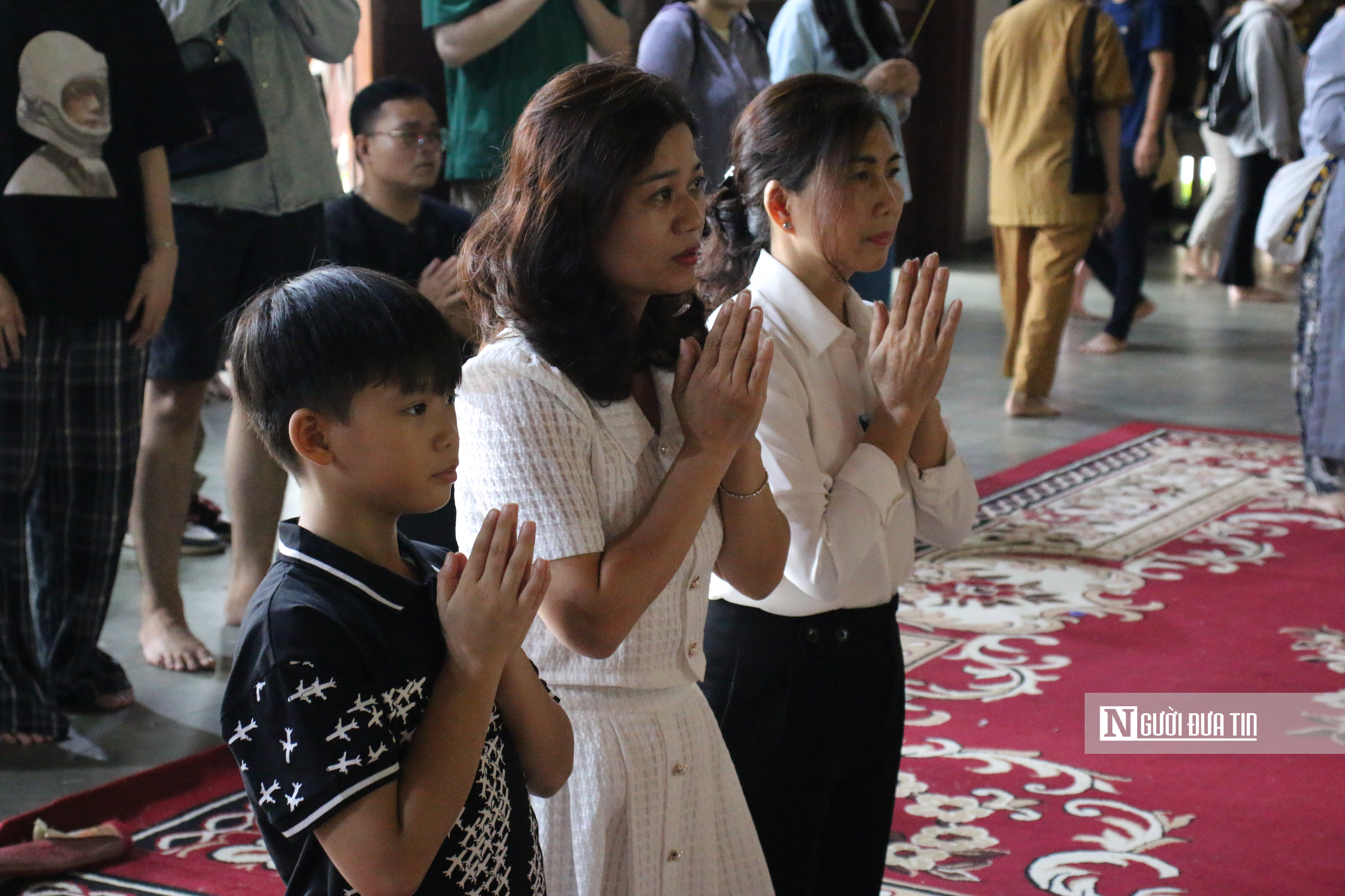Tp.HCM: Người dân đến chùa Vĩnh Nghiêm thắp hương tưởng nhớ Tổng Bí thư Nguyễn Phú Trọng- Ảnh 8.