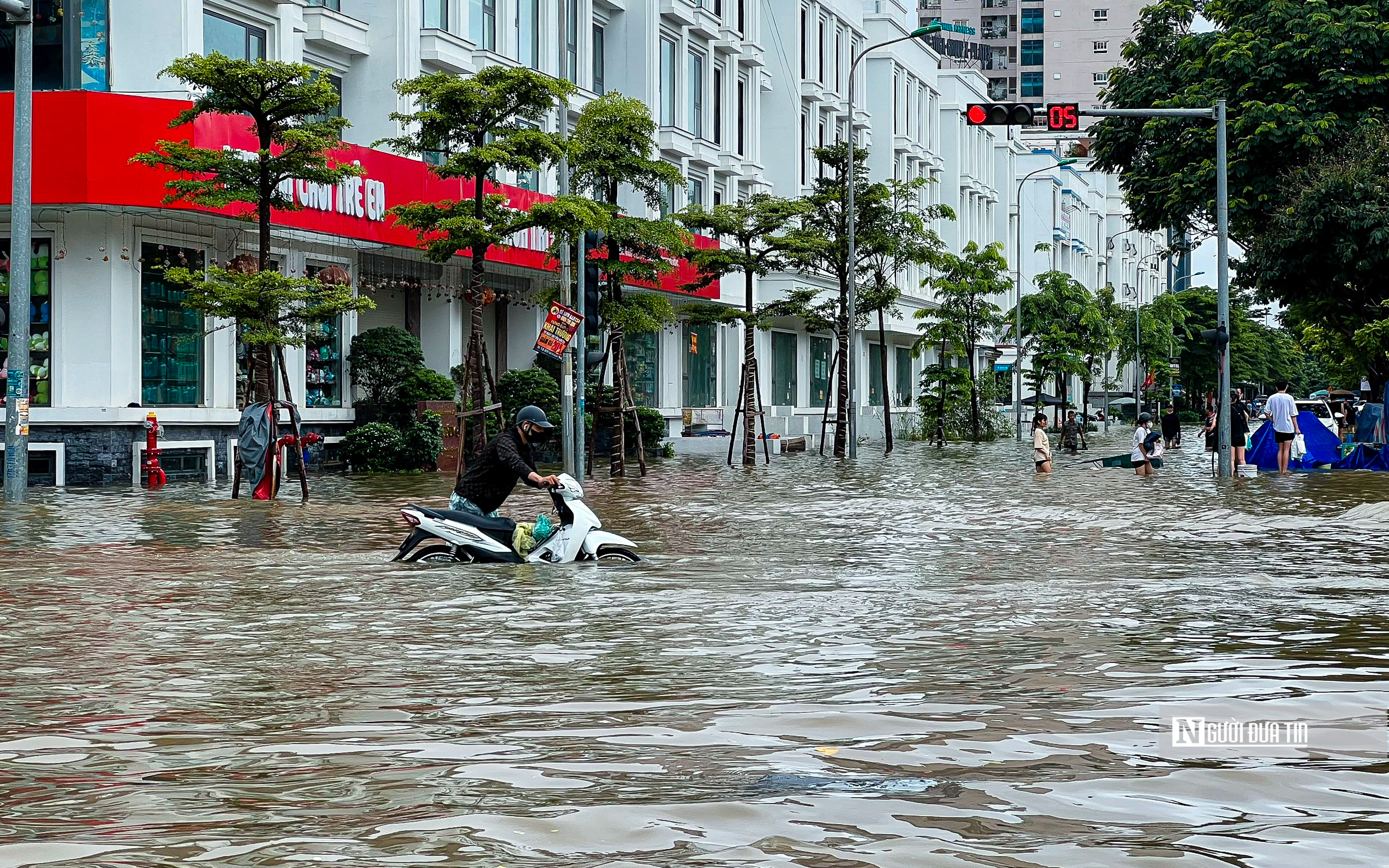 Hà Nội: Nhiều khu đô thị chìm trong biển nước- Ảnh 8.