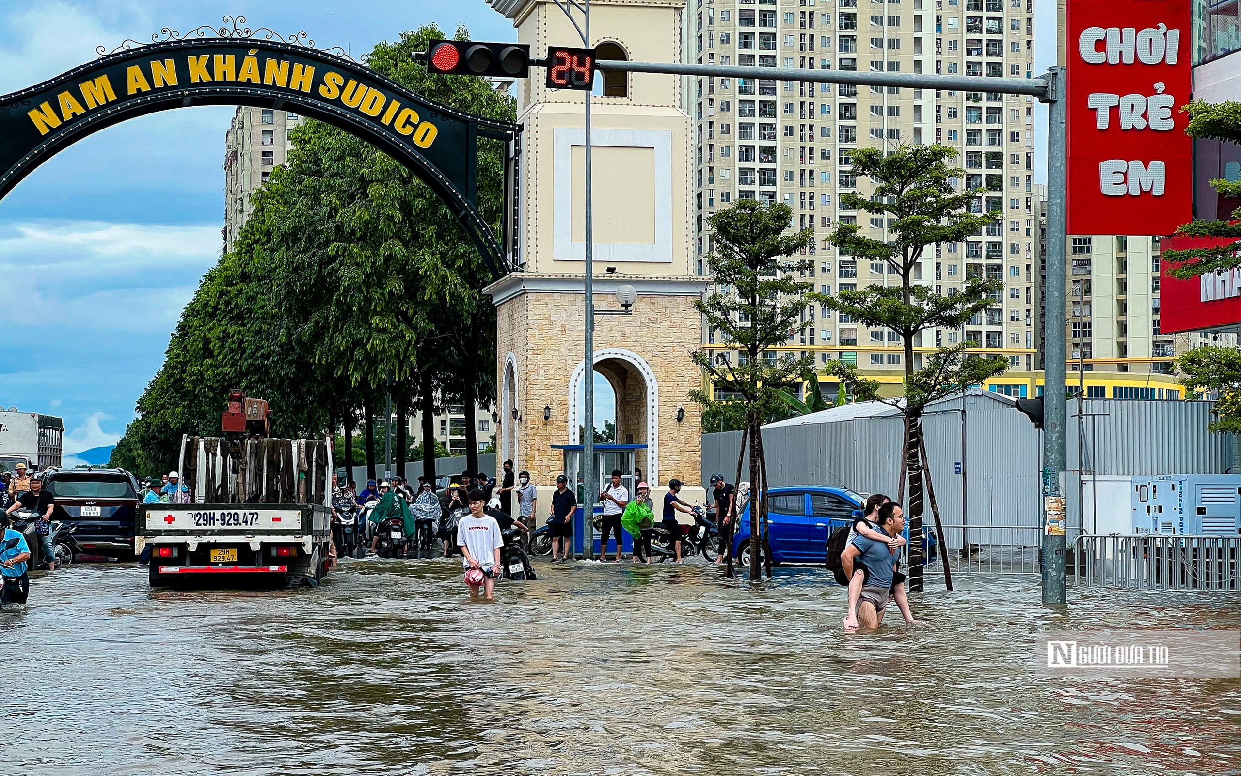 Hà Nội: Nhiều khu đô thị chìm trong biển nước- Ảnh 10.