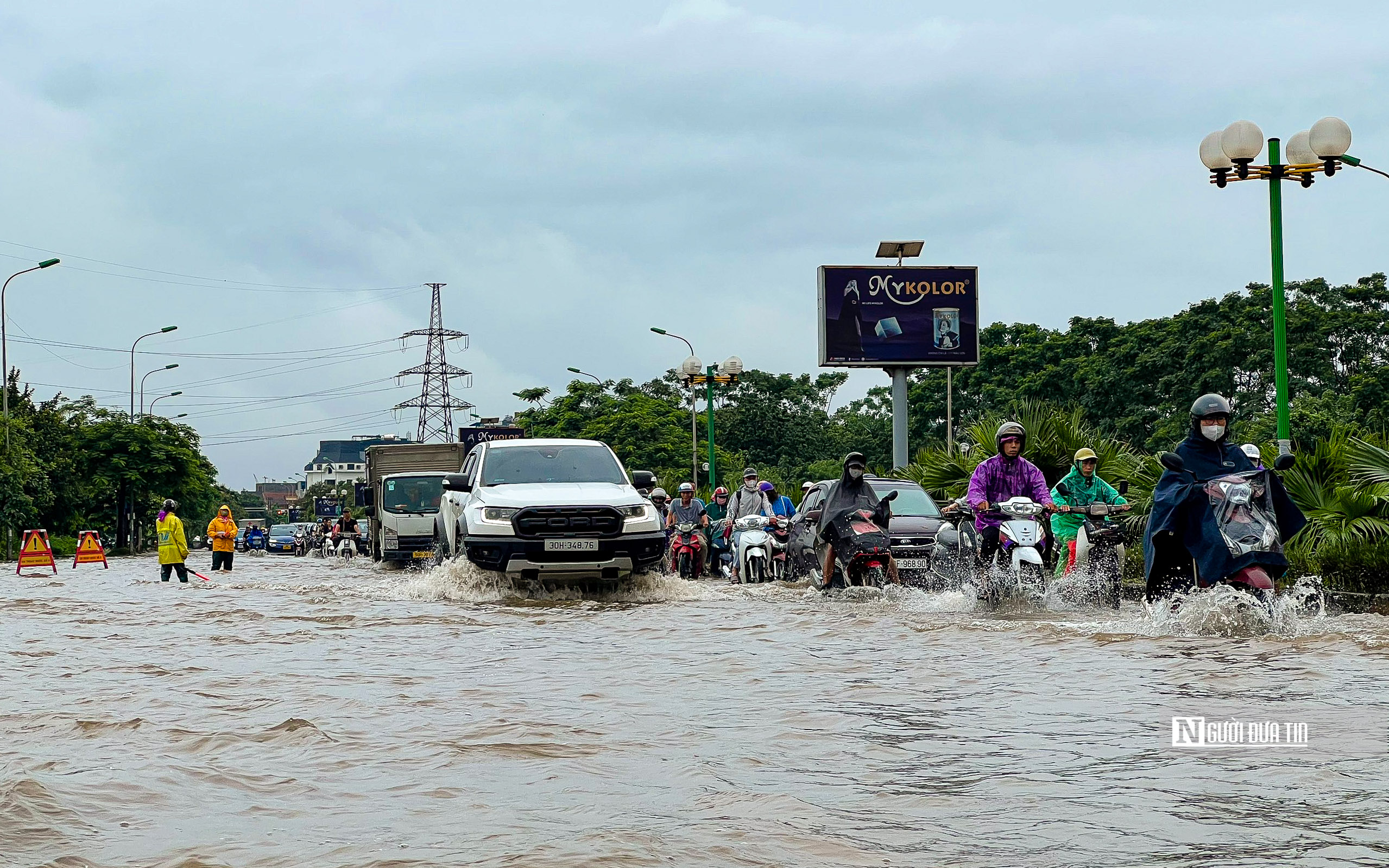 Hà Nội: Nhiều khu đô thị chìm trong biển nước- Ảnh 4.