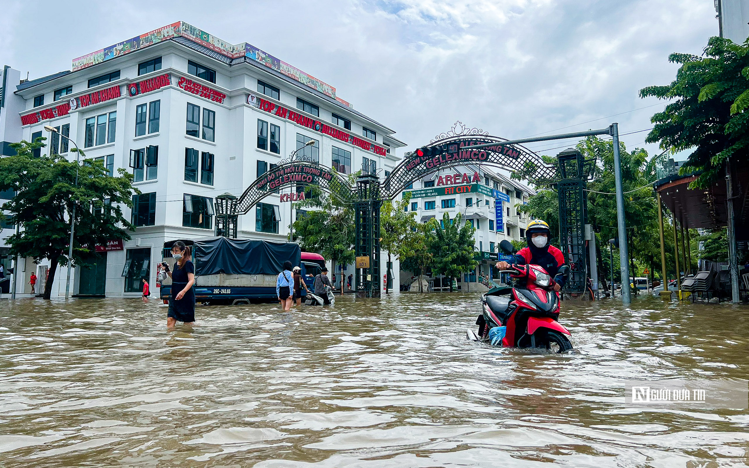 Hà Nội: Nhiều khu đô thị chìm trong biển nước- Ảnh 7.