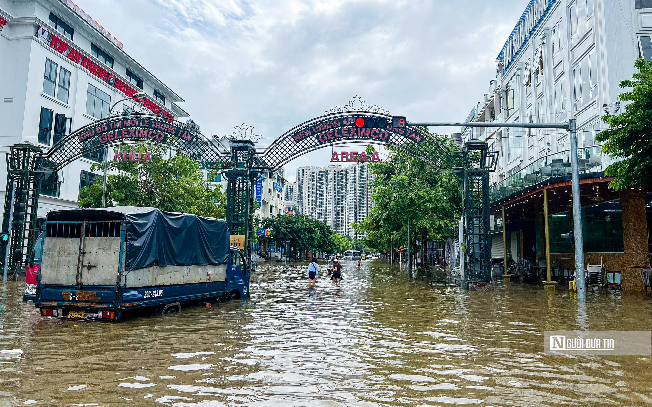 Hà Nội: Nhiều khu đô thị chìm trong biển nước- Ảnh 9.