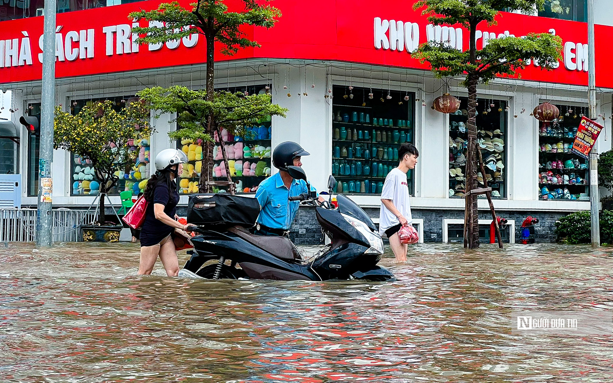 Hà Nội: Nhiều khu đô thị chìm trong biển nước- Ảnh 12.