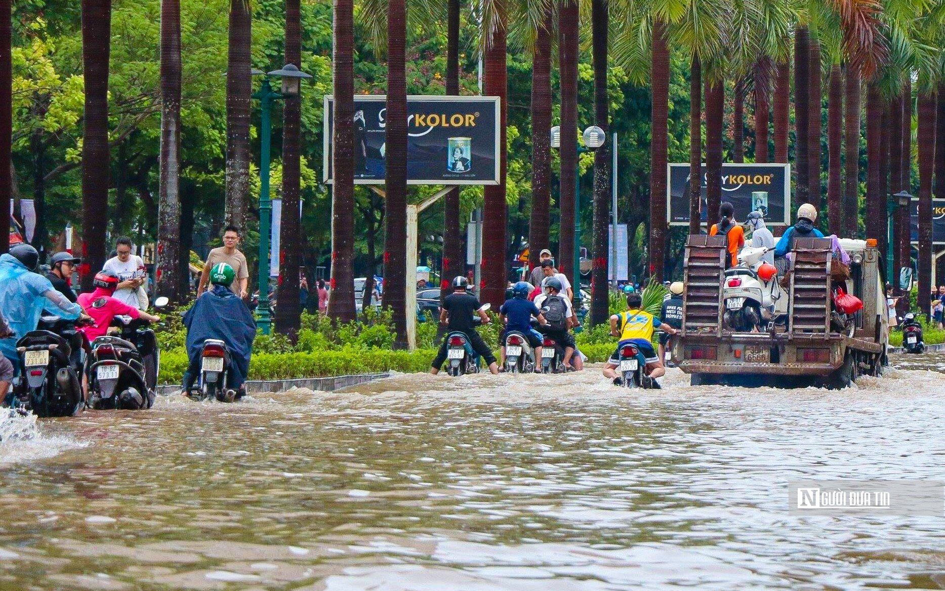 Hà Nội: Nhiều khu đô thị chìm trong biển nước- Ảnh 2.
