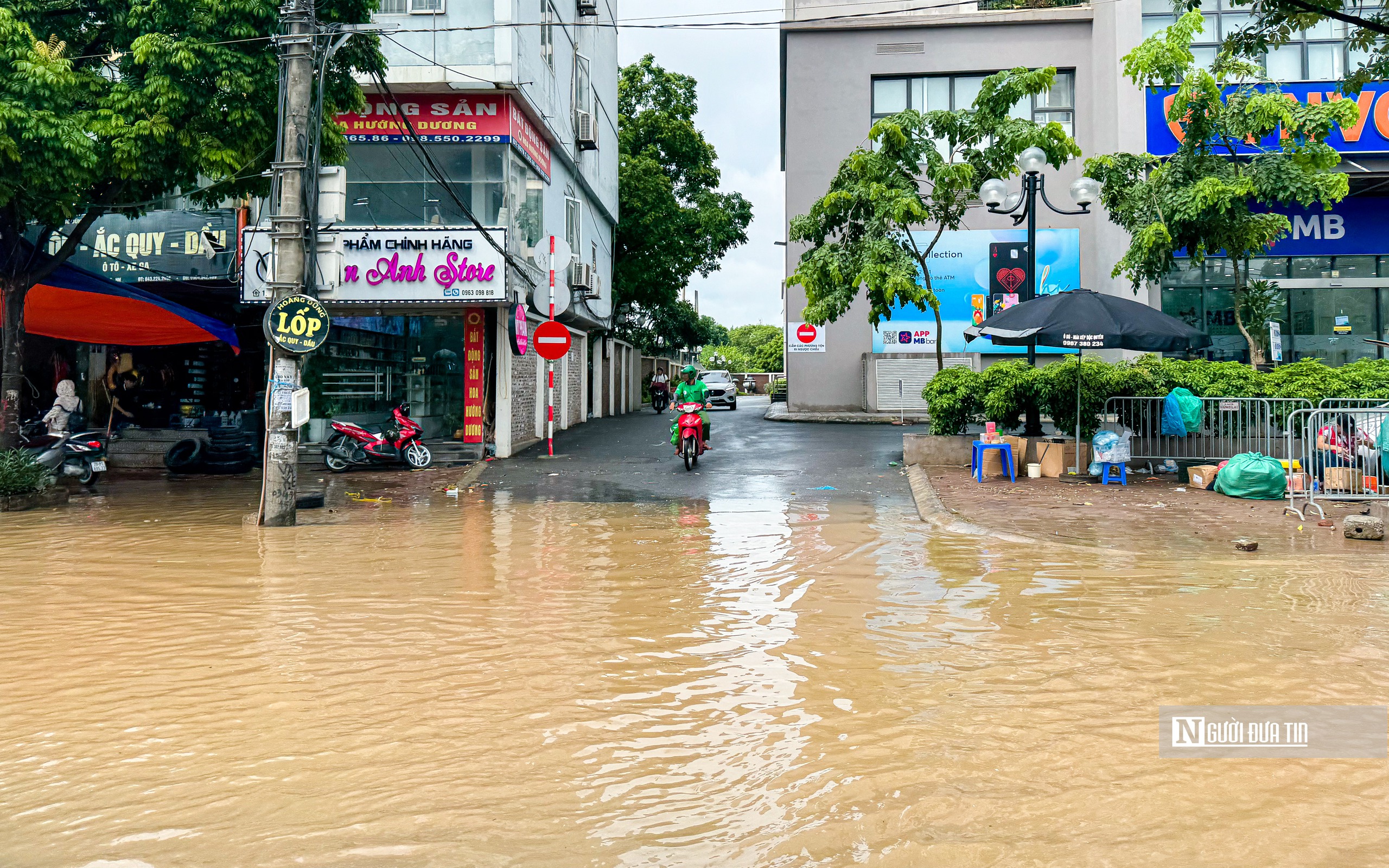Hà Nội: Nhiều khu đô thị chìm trong biển nước- Ảnh 16.