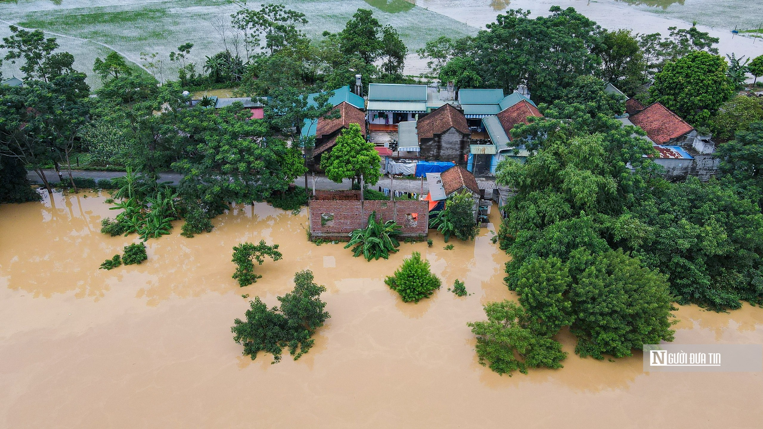 Ngoại thành Hà Nội chìm trong "biển nước"- Ảnh 10.